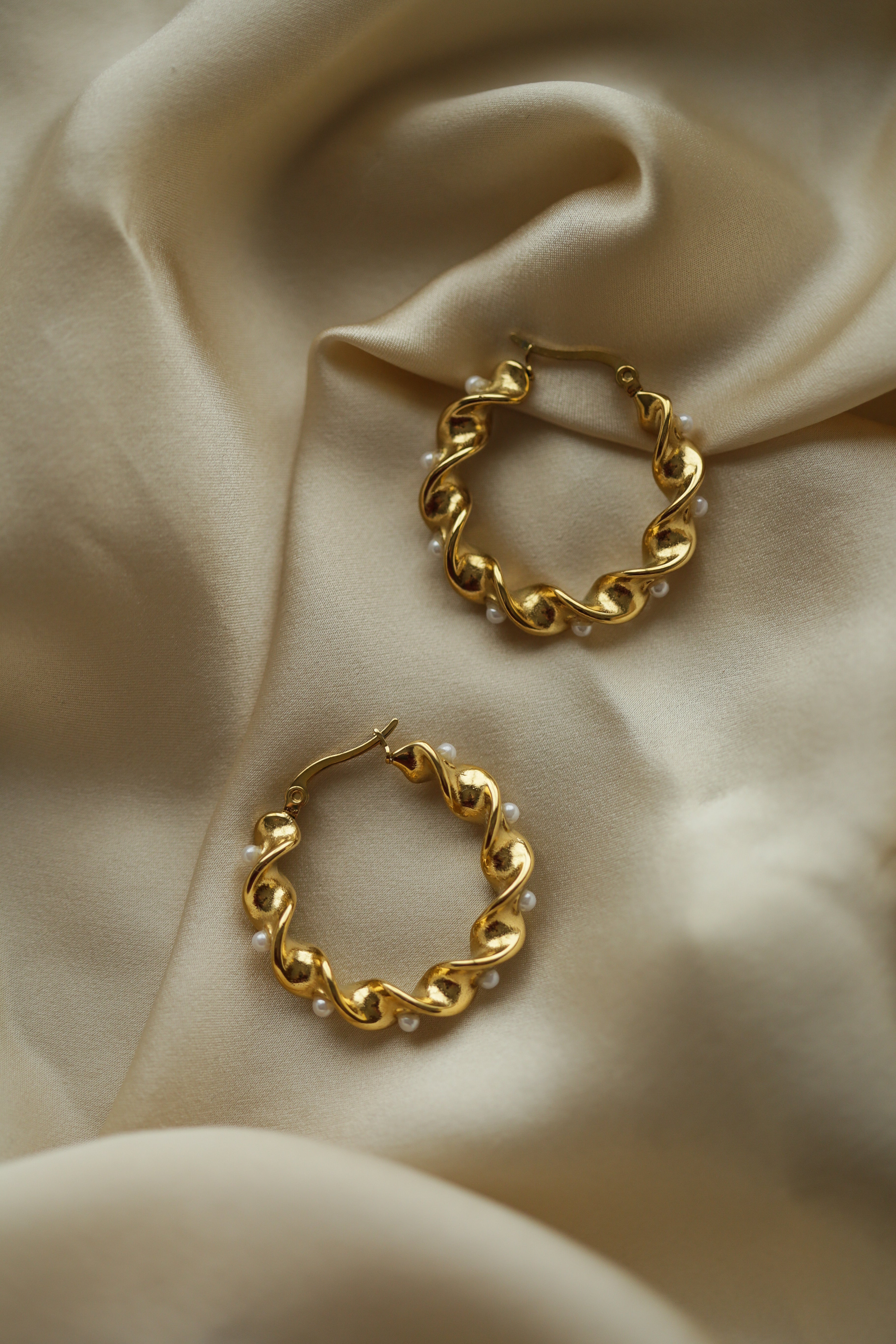 Wave Pearls Hoops - Boutique Minimaliste has waterproof, durable, elegant and vintage inspired jewelry