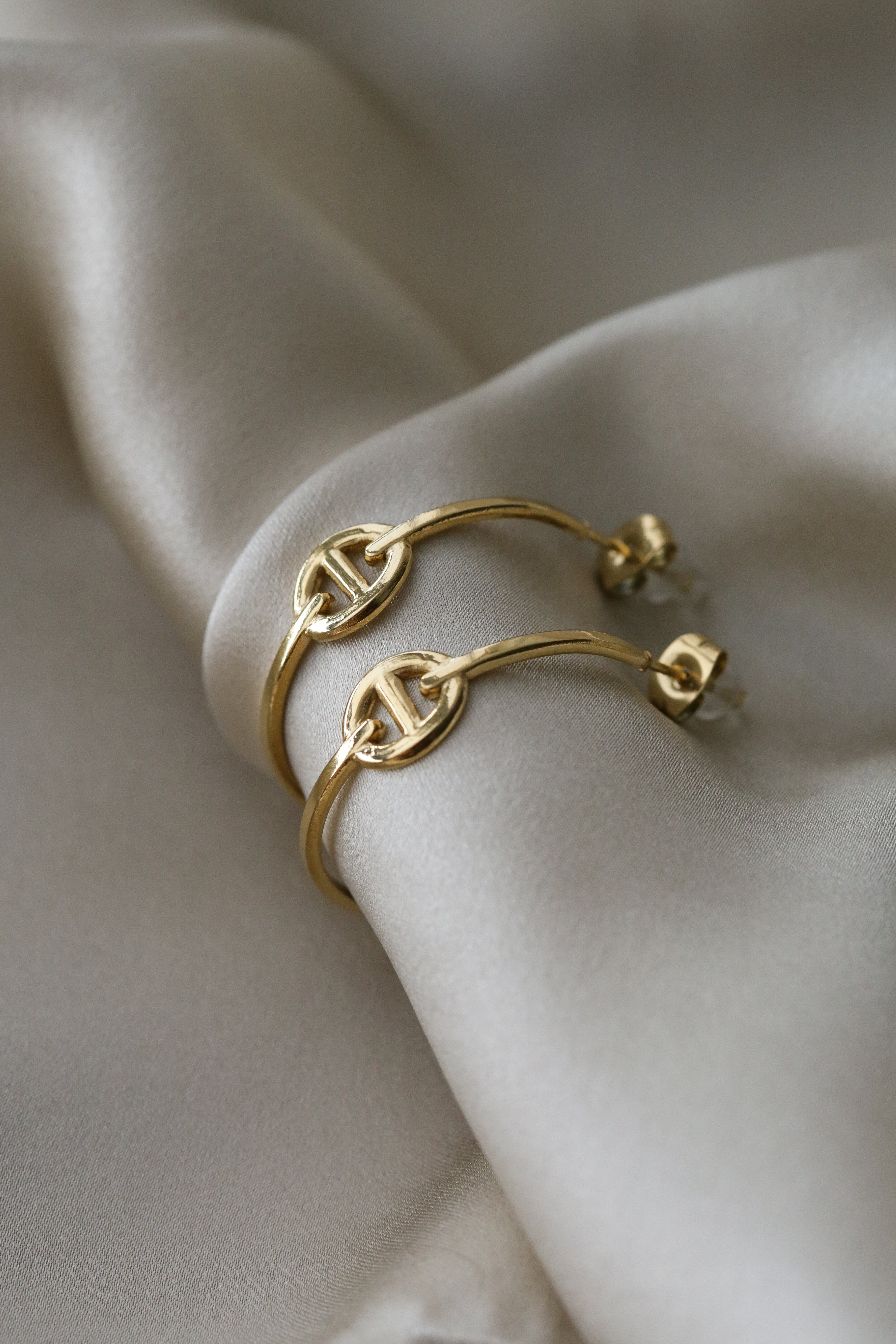 Yves Hoops - Boutique Minimaliste has waterproof, durable, elegant and vintage inspired jewelry
