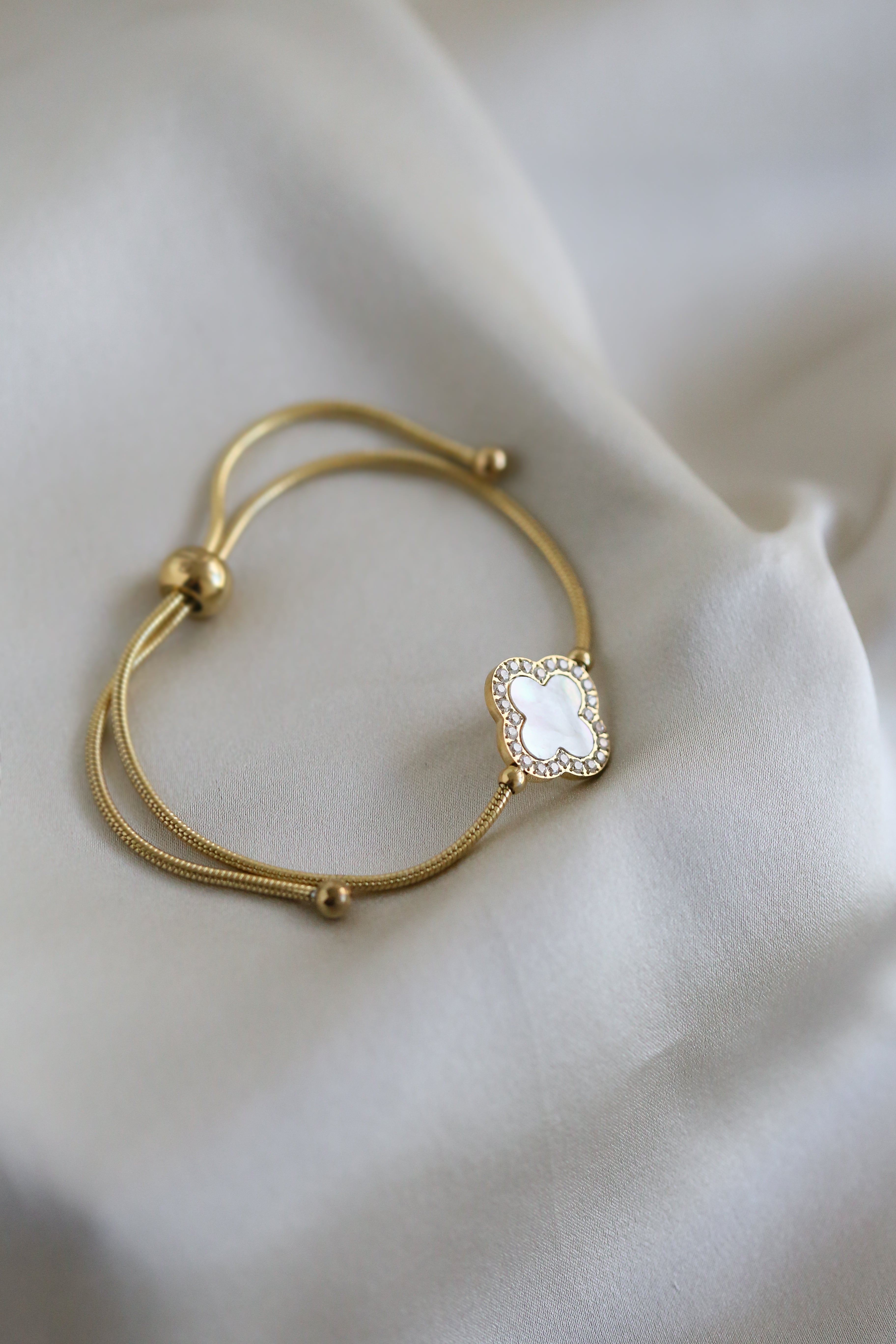 Mila Bracelet - Boutique Minimaliste has waterproof, durable, elegant and vintage inspired jewelry
