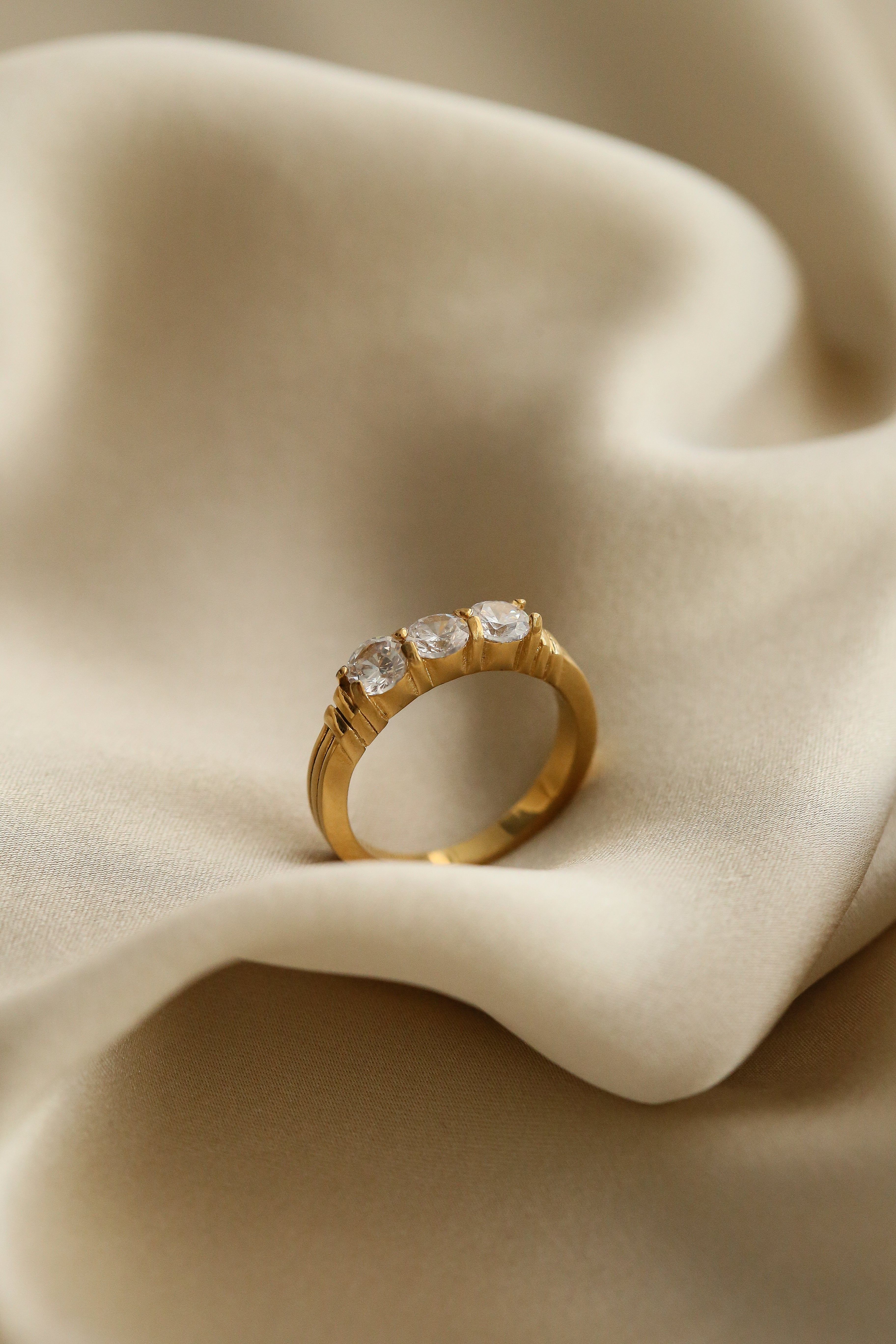 Jessica Ring - Boutique Minimaliste has waterproof, durable, elegant and vintage inspired jewelry