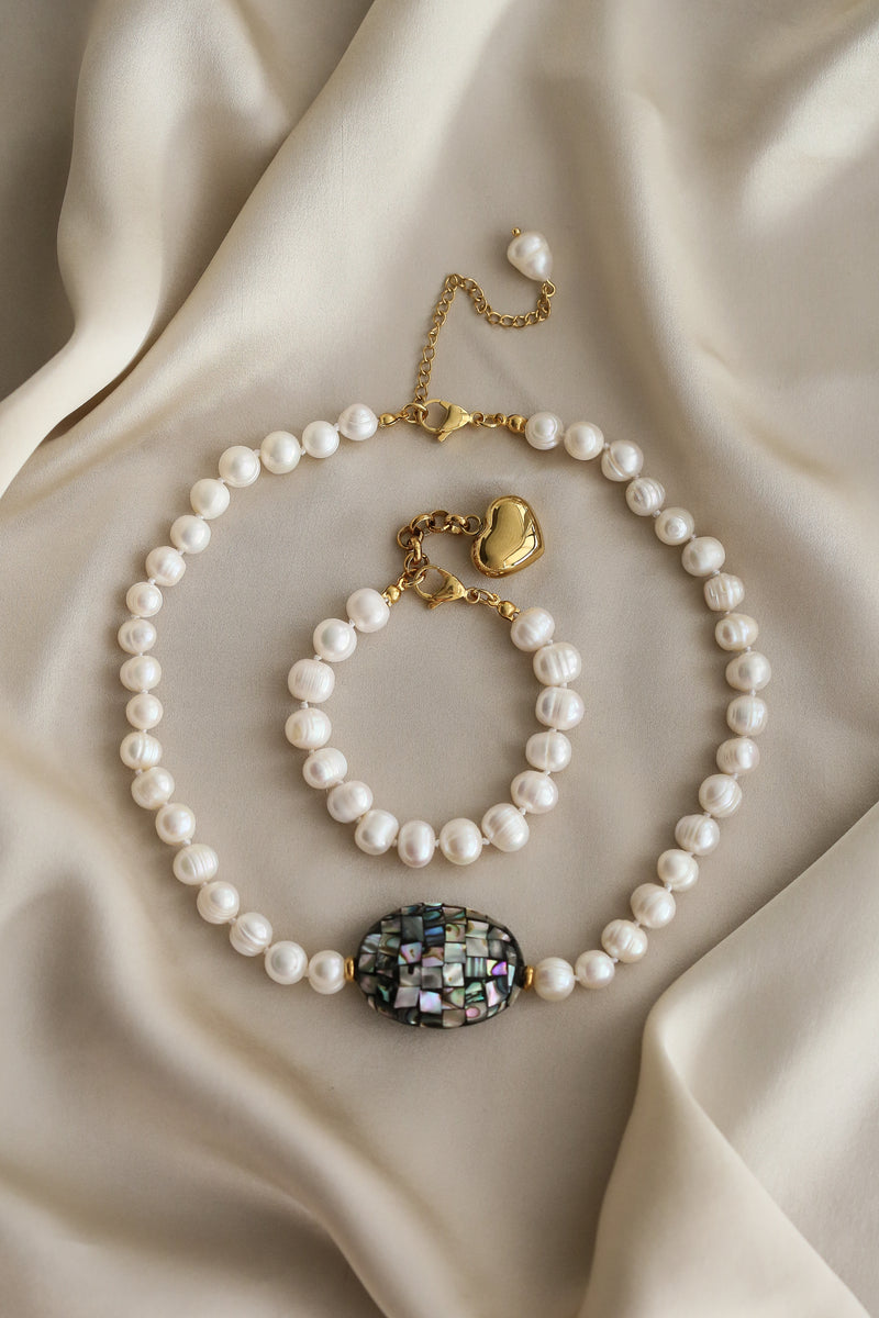 Karina Bracelet - Boutique Minimaliste has waterproof, durable, elegant and vintage inspired jewelry