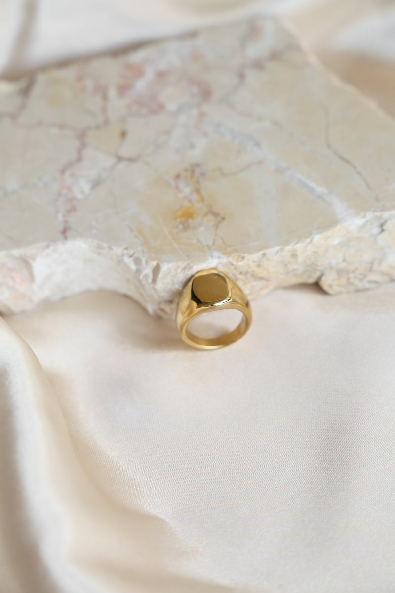 Dainty Signet Ring - Boutique Minimaliste has waterproof, durable, elegant and vintage inspired jewelry