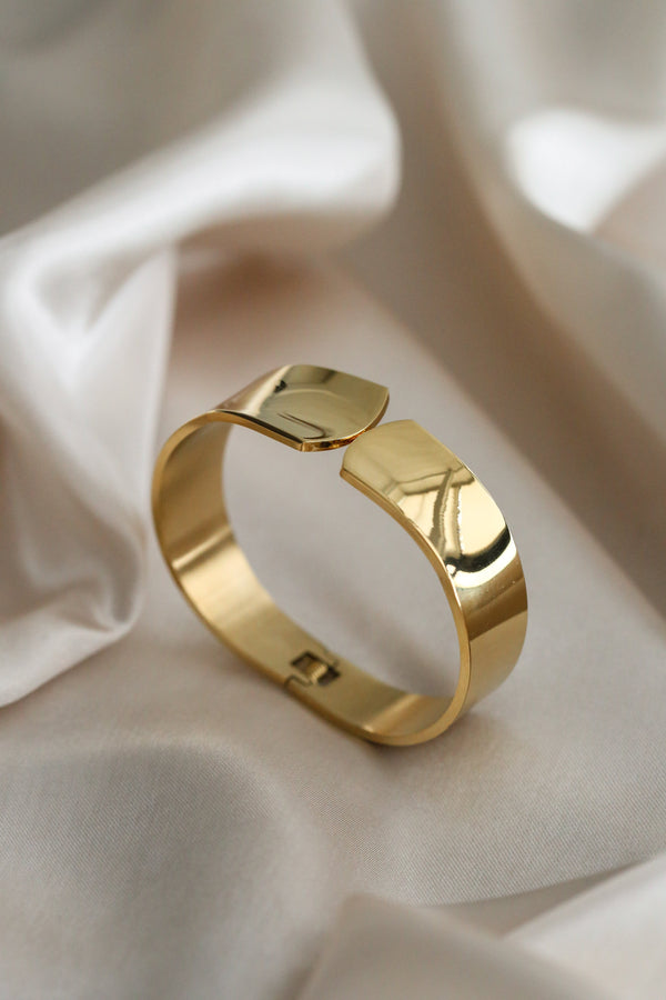 Alessia Cuff - Boutique Minimaliste has waterproof, durable, elegant and vintage inspired jewelry