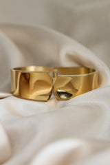 Alessia Cuff - Boutique Minimaliste has waterproof, durable, elegant and vintage inspired jewelry