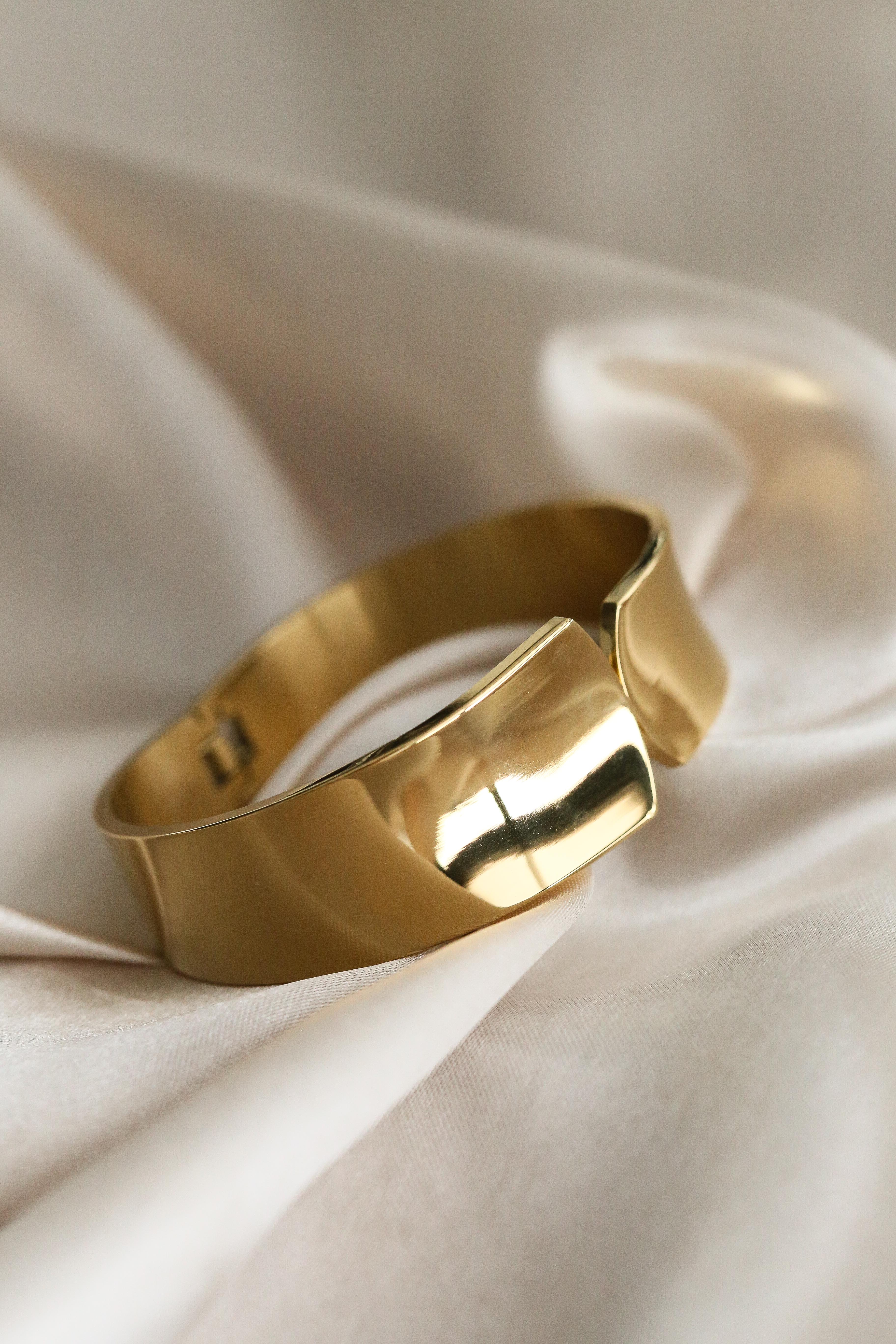 Alessia Cuff - Boutique Minimaliste has waterproof, durable, elegant and vintage inspired jewelry