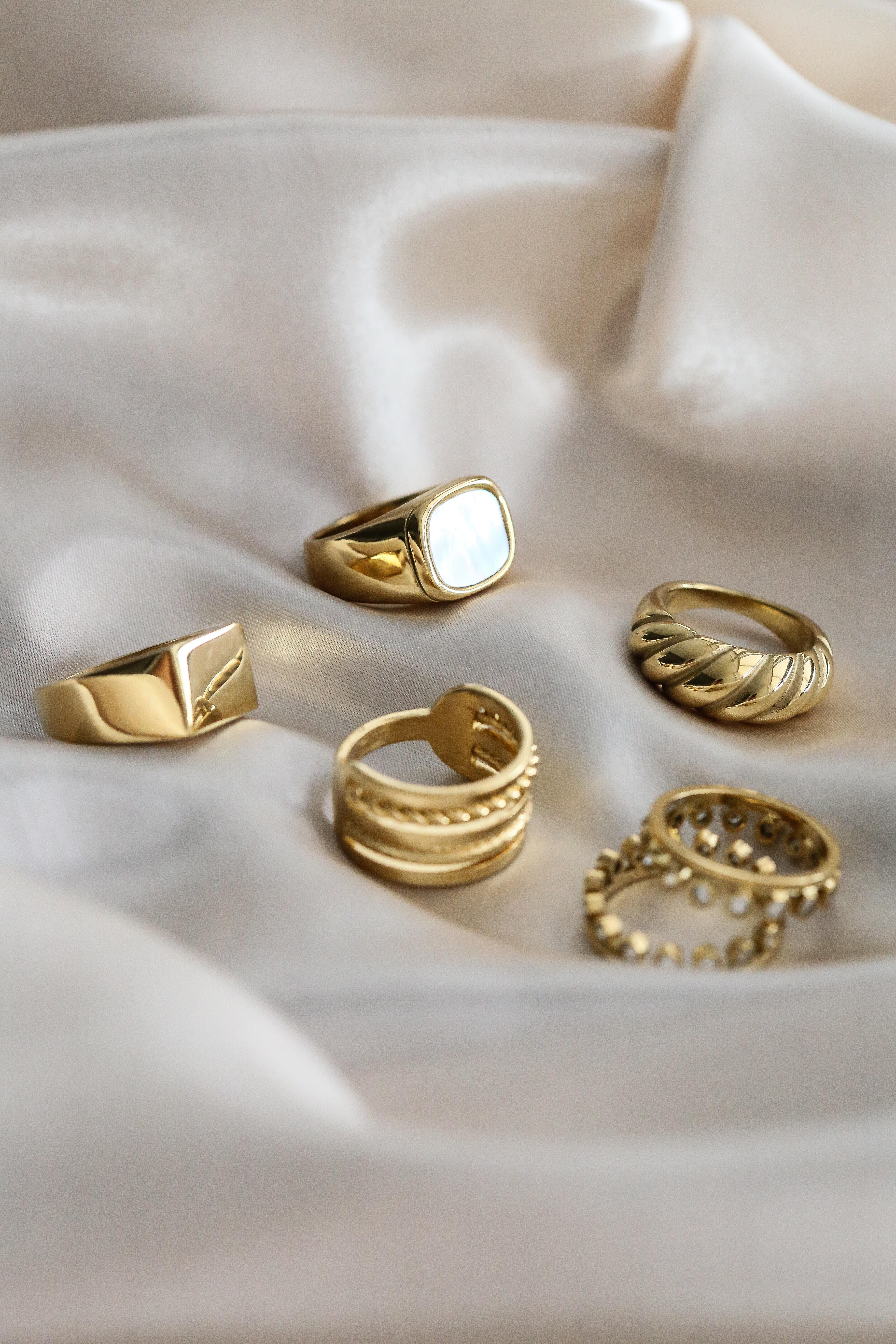 Anita Ring - Boutique Minimaliste has waterproof, durable, elegant and vintage inspired jewelry
