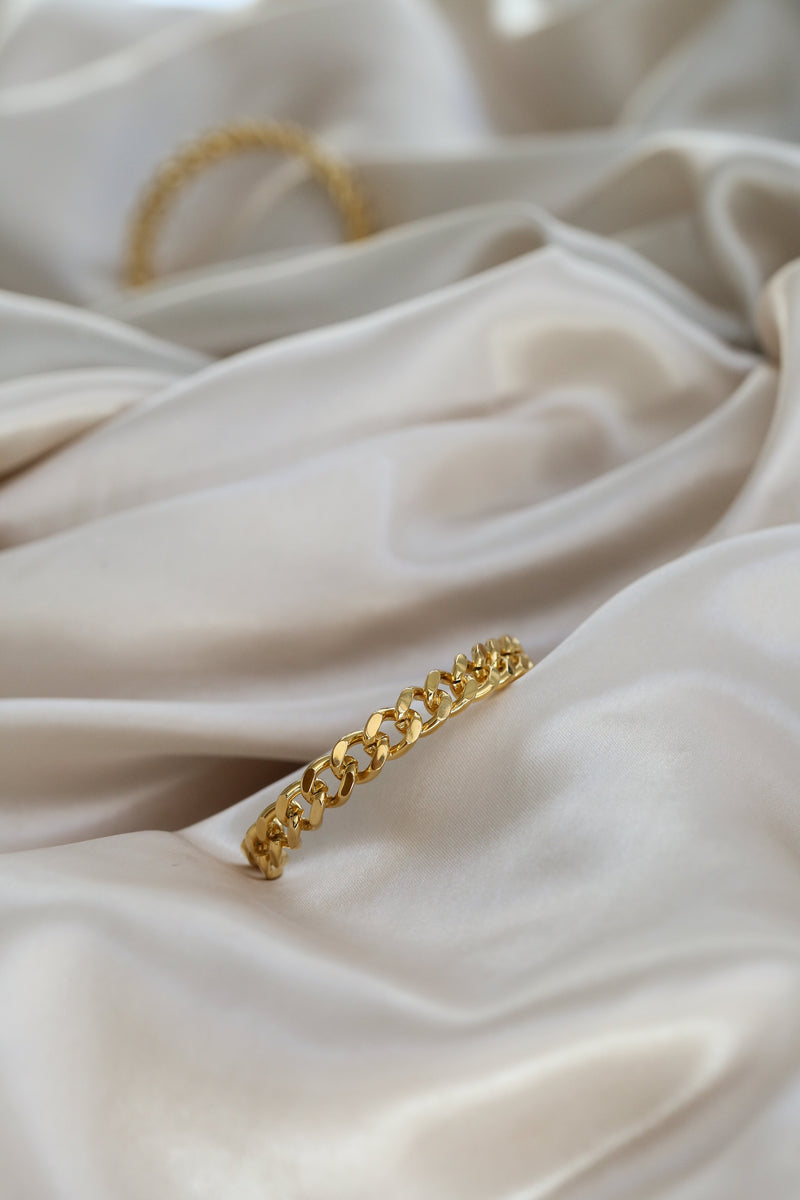 Emilia Cuff - Boutique Minimaliste has waterproof, durable, elegant and vintage inspired jewelry