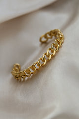 Emilia Cuff - Boutique Minimaliste has waterproof, durable, elegant and vintage inspired jewelry