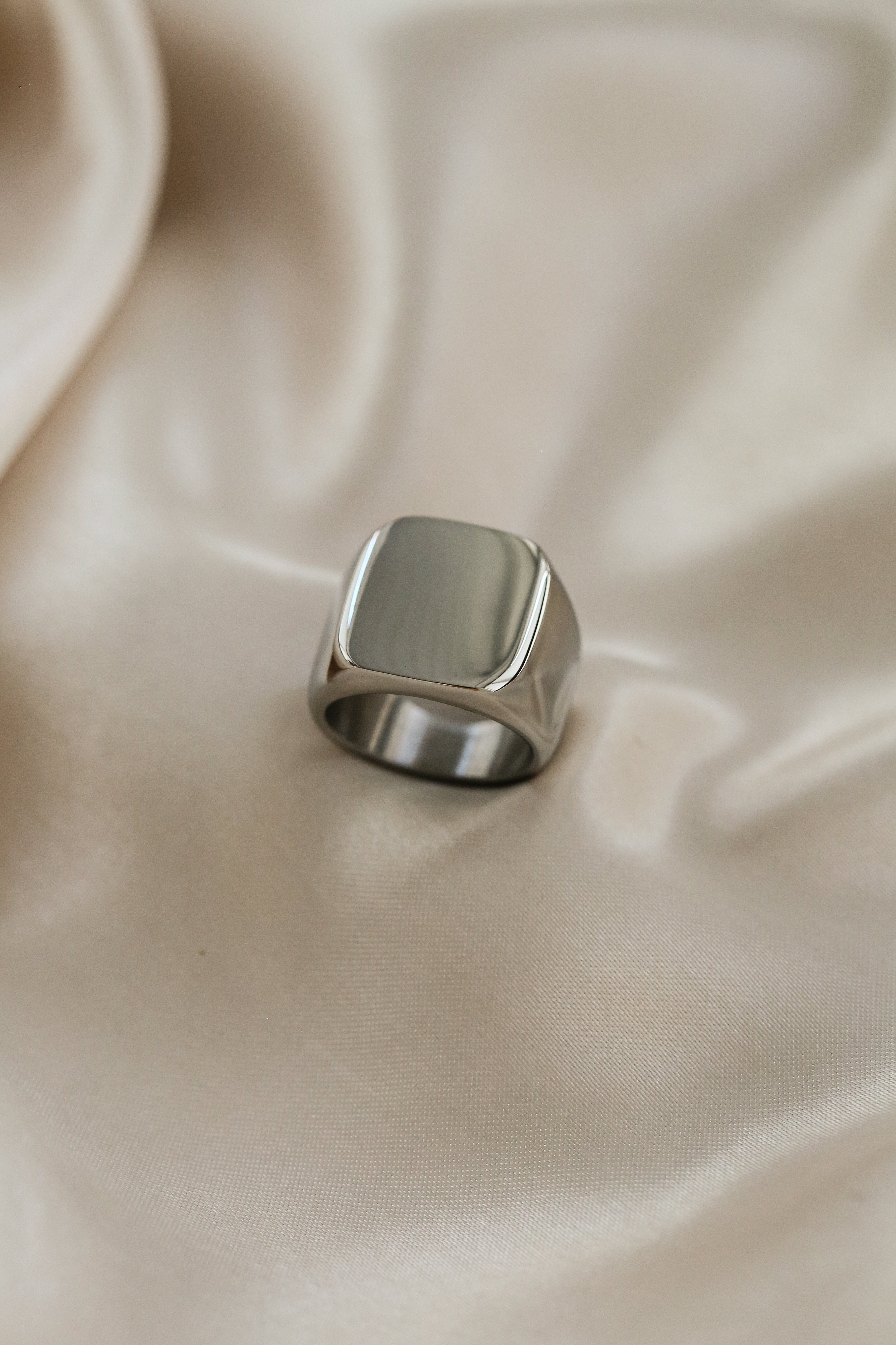 Eva Ring - Boutique Minimaliste has waterproof, durable, elegant and vintage inspired jewelry