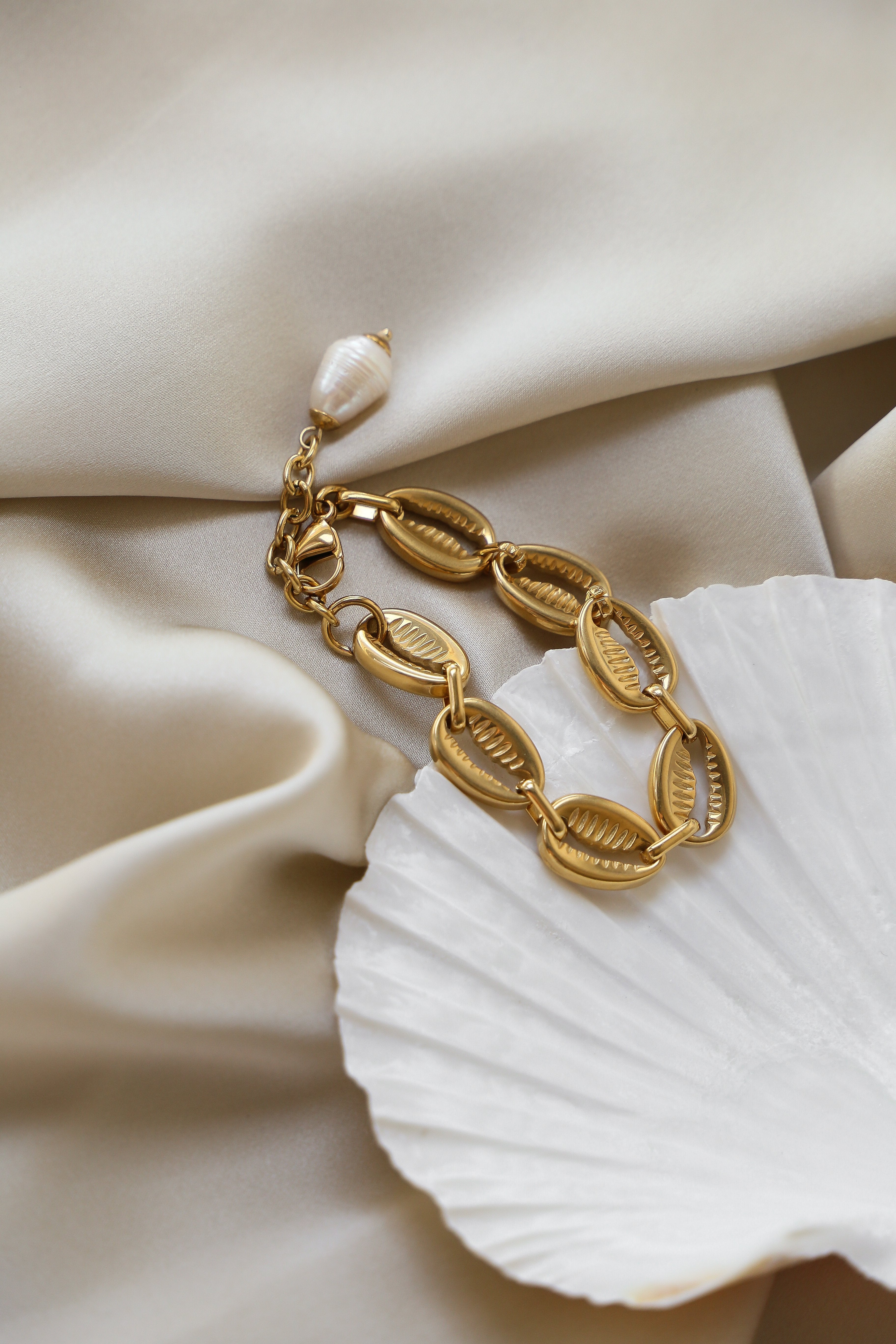 Fanny Bracelet - Boutique Minimaliste has waterproof, durable, elegant and vintage inspired jewelry