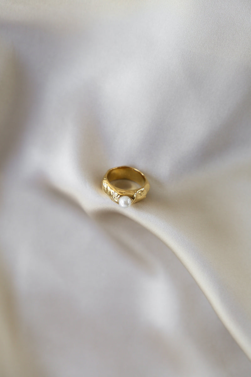 Filippa Ring - Boutique Minimaliste has waterproof, durable, elegant and vintage inspired jewelry