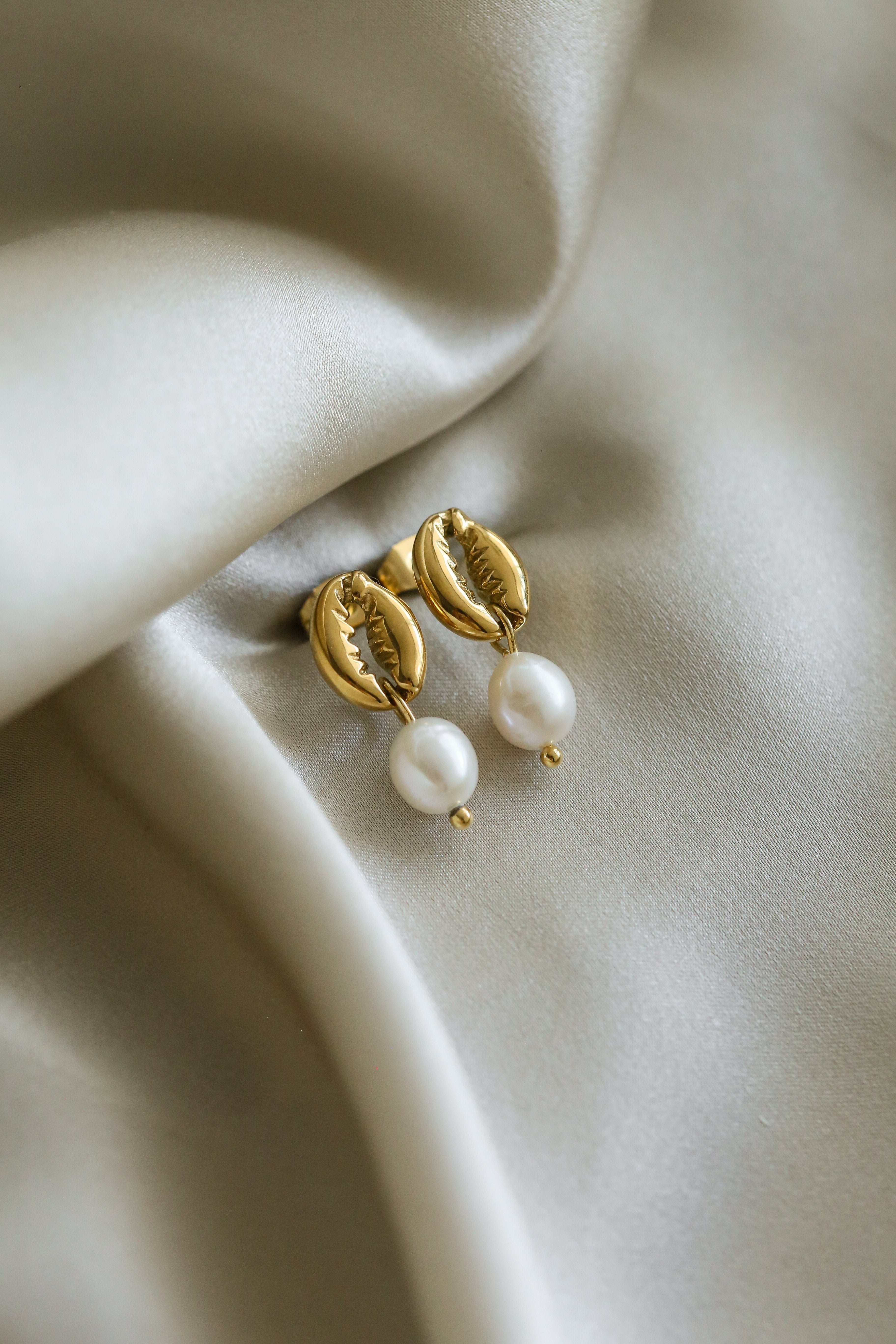 Geneve Earrings - Boutique Minimaliste has waterproof, durable, elegant and vintage inspired jewelry