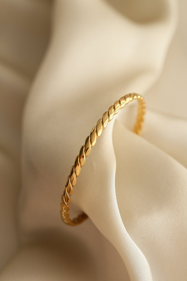 Heddie Cuff - Boutique Minimaliste has waterproof, durable, elegant and vintage inspired jewelry