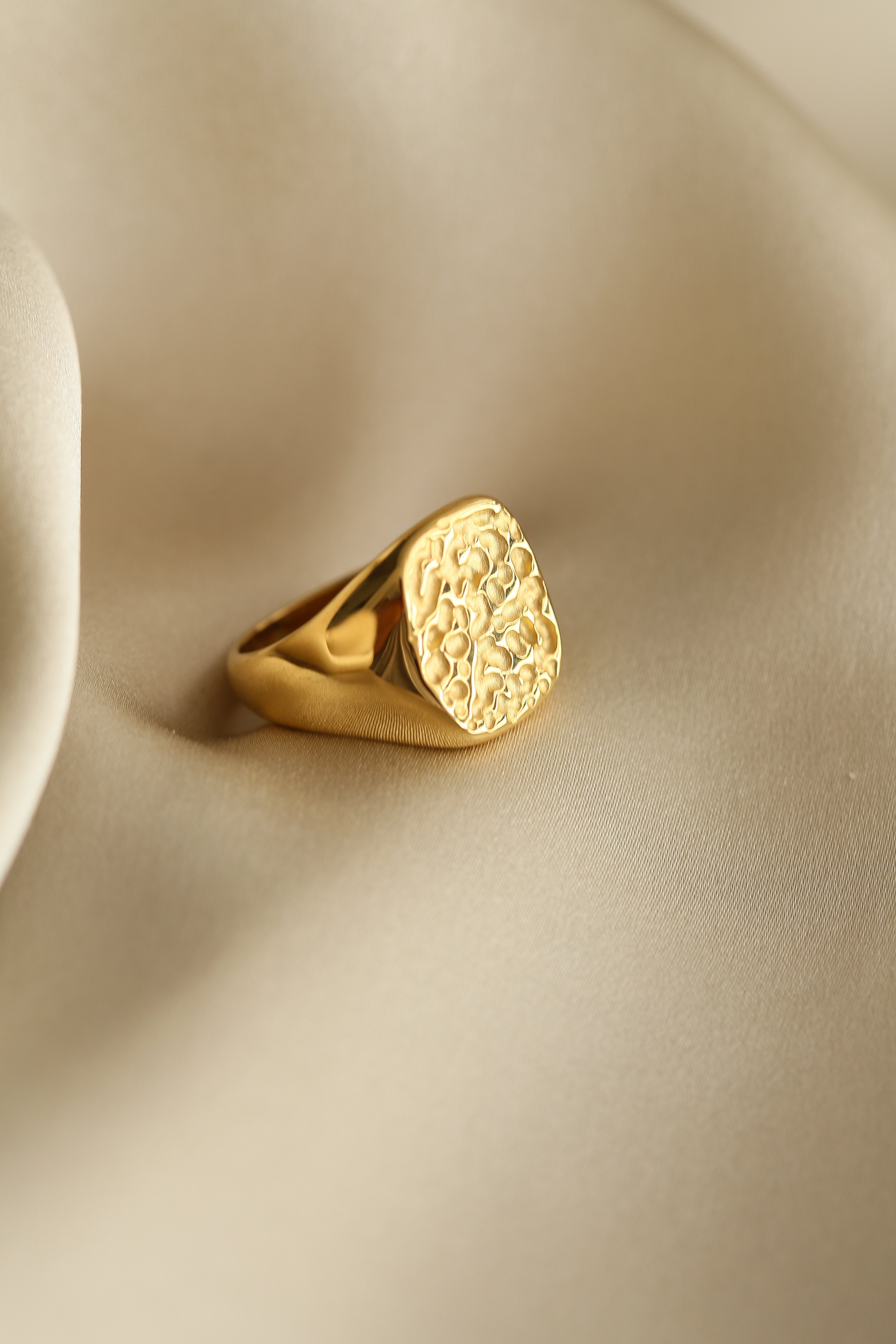 Helena Ring - Boutique Minimaliste has waterproof, durable, elegant and vintage inspired jewelry