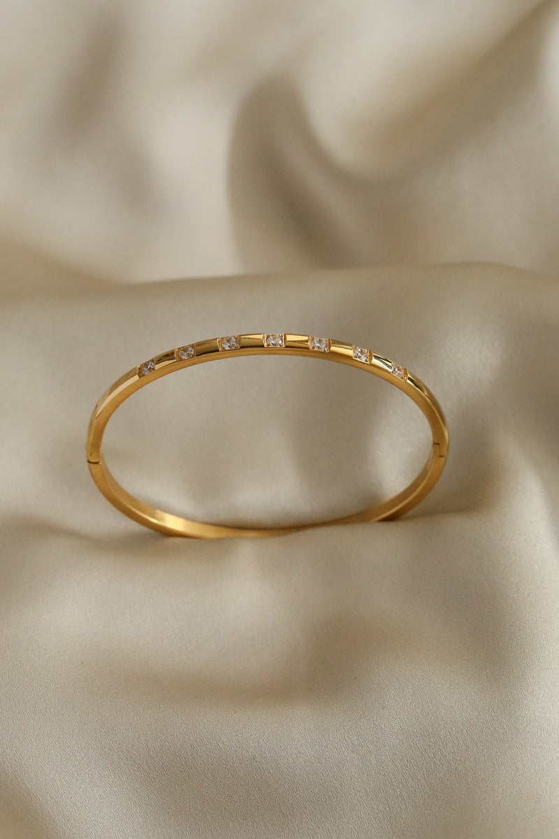 Ilaria Cuff - Boutique Minimaliste has waterproof, durable, elegant and vintage inspired jewelry
