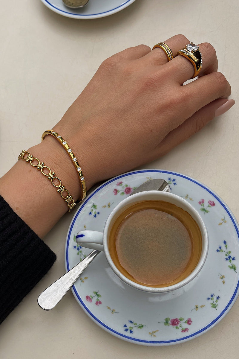 Ilaria Cuff - Boutique Minimaliste has waterproof, durable, elegant and vintage inspired jewelry