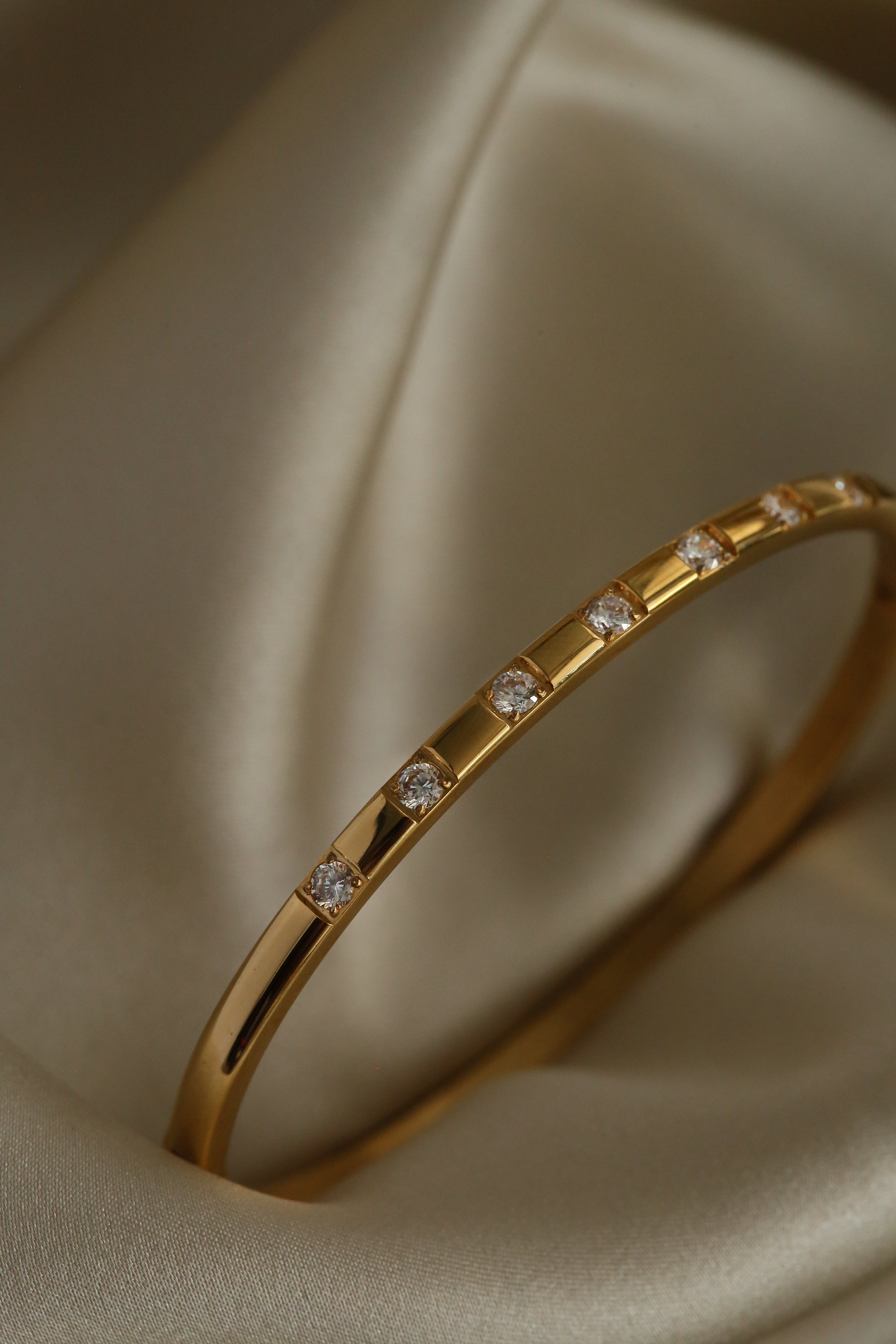 Ilaria Cuff - Boutique Minimaliste has waterproof, durable, elegant and vintage inspired jewelry
