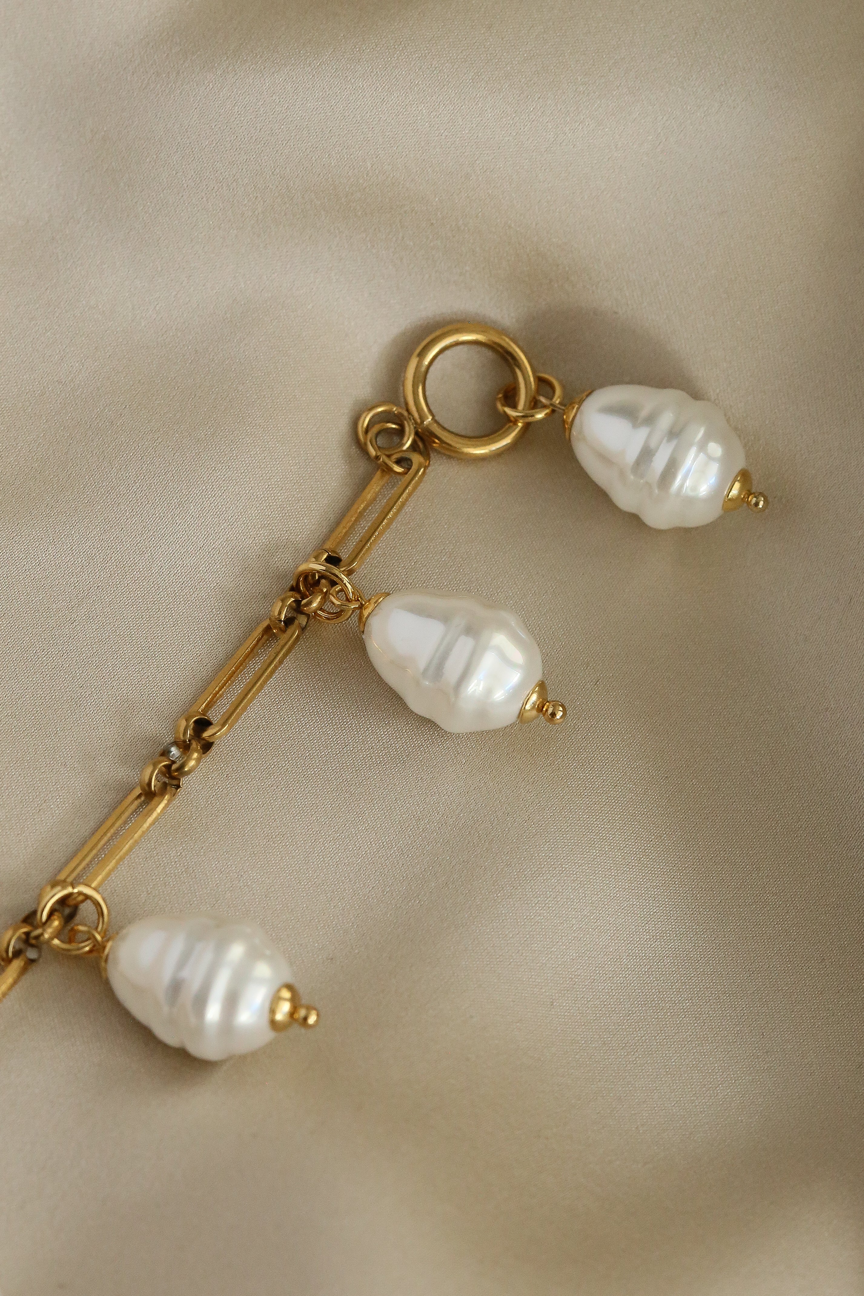 Illy Bracelet - Boutique Minimaliste has waterproof, durable, elegant and vintage inspired jewelry