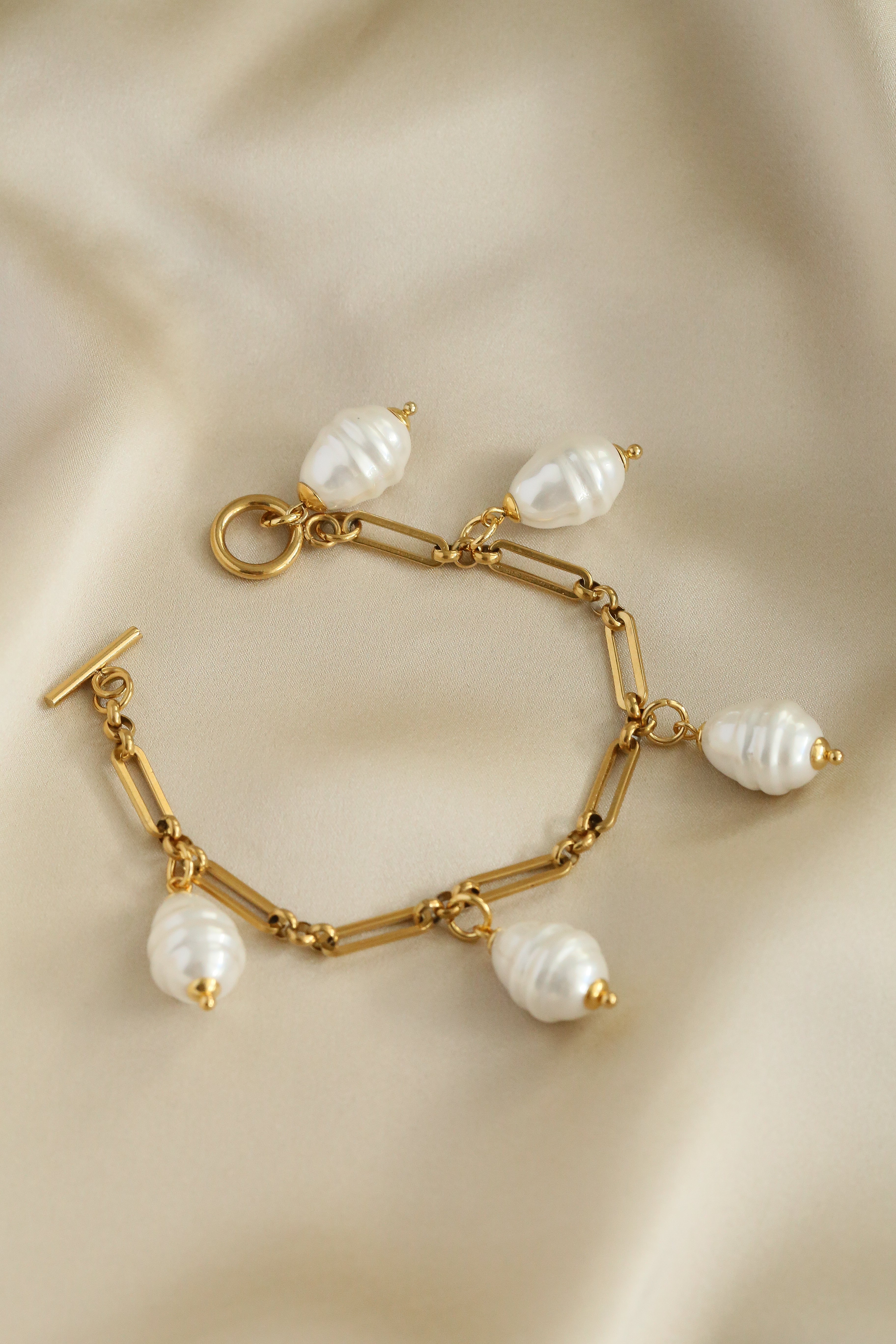 Illy Bracelet - Boutique Minimaliste has waterproof, durable, elegant and vintage inspired jewelry