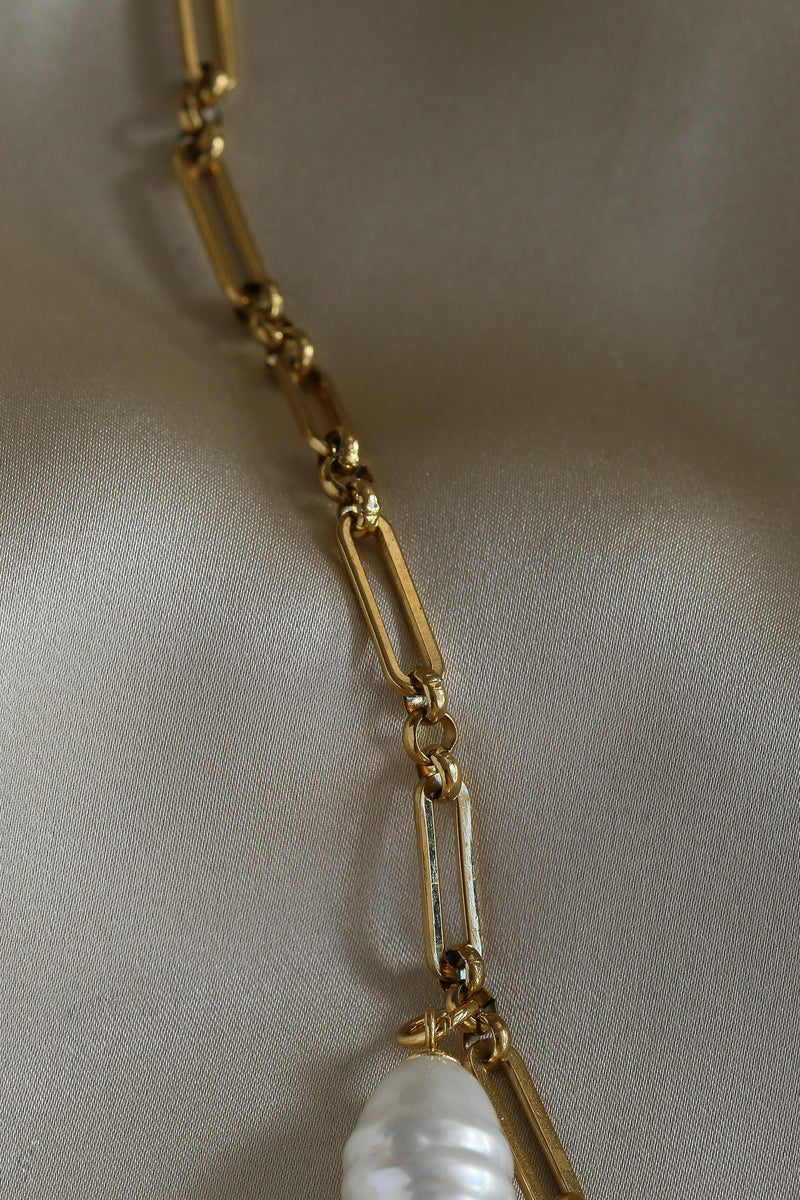 Illy Necklace - Boutique Minimaliste has waterproof, durable, elegant and vintage inspired jewelry