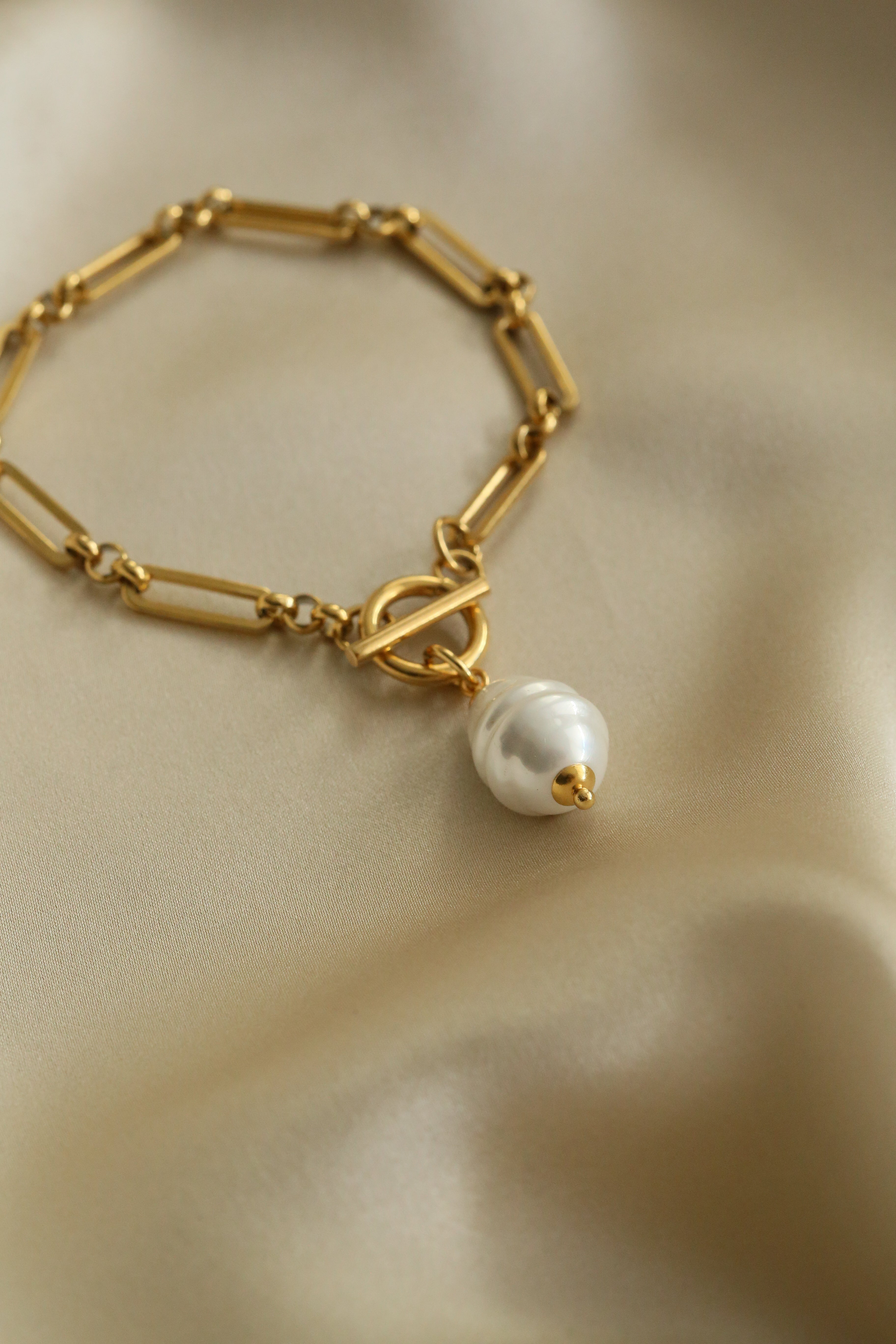 Isla Bracelet - Boutique Minimaliste has waterproof, durable, elegant and vintage inspired jewelry