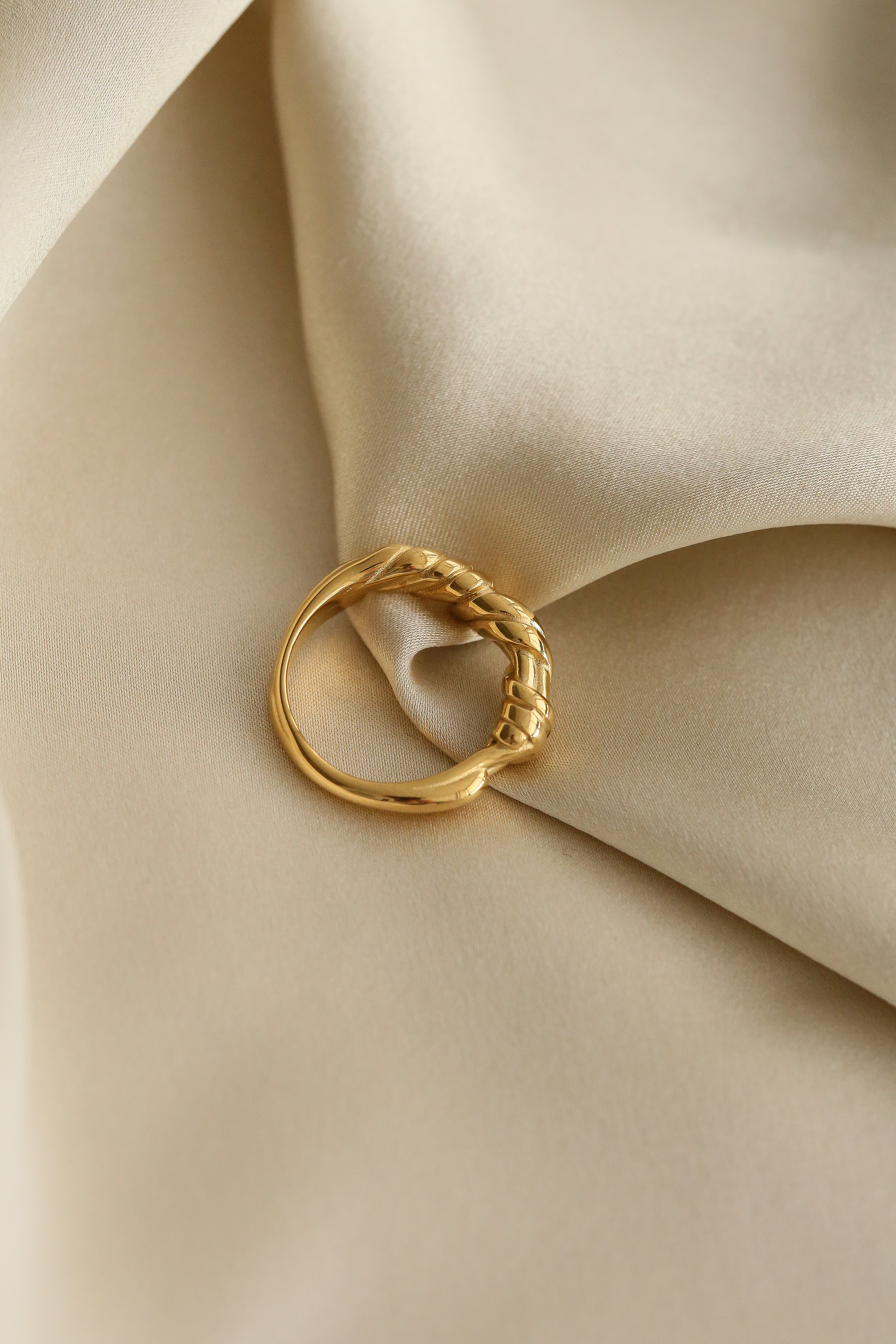Joan Ring - Boutique Minimaliste has waterproof, durable, elegant and vintage inspired jewelry
