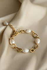 Julia Bracelet - Boutique Minimaliste has waterproof, durable, elegant and vintage inspired jewelry