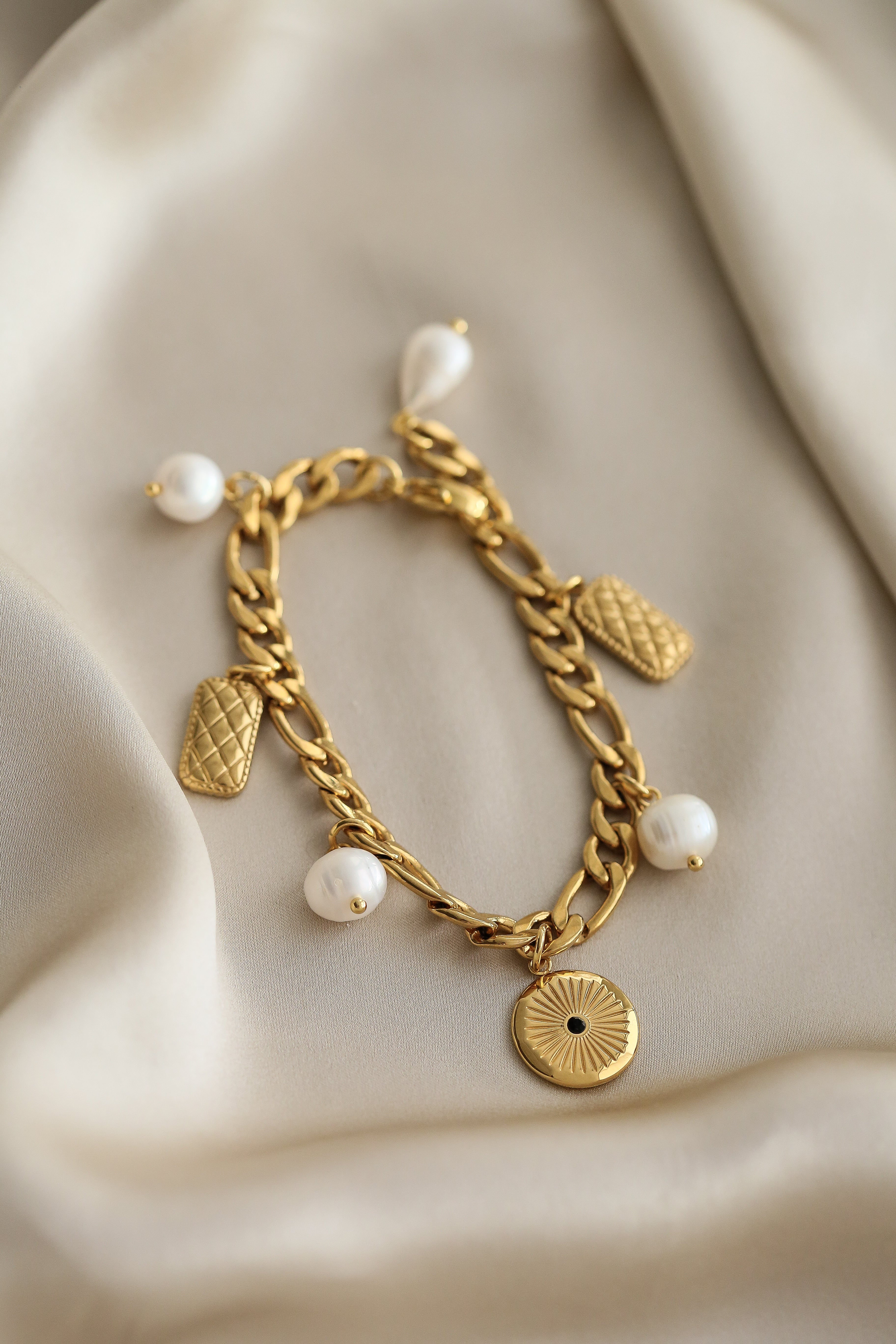 Kate Bracelet - Boutique Minimaliste has waterproof, durable, elegant and vintage inspired jewelry