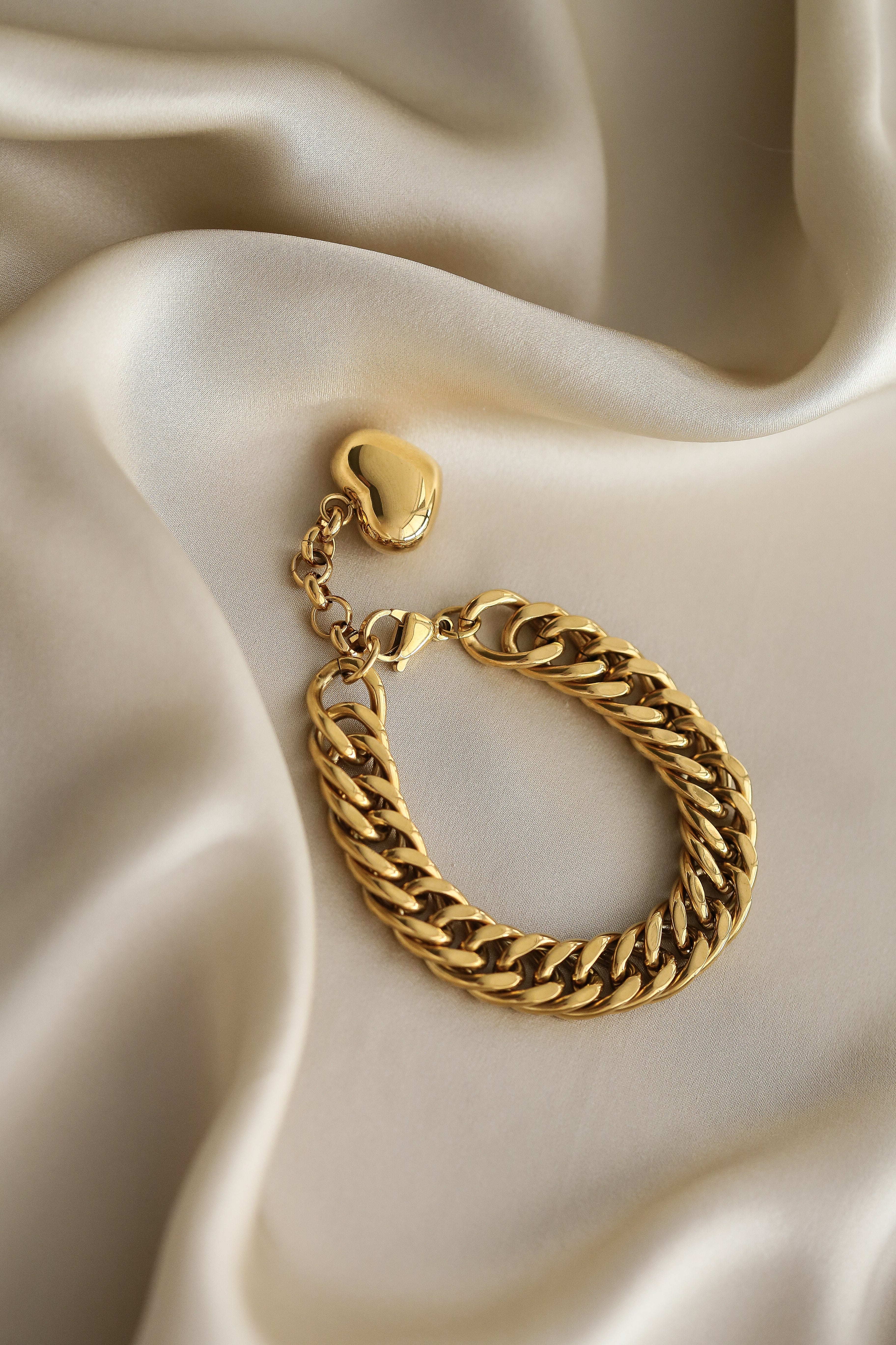 Kim Bracelet - Boutique Minimaliste has waterproof, durable, elegant and vintage inspired jewelry