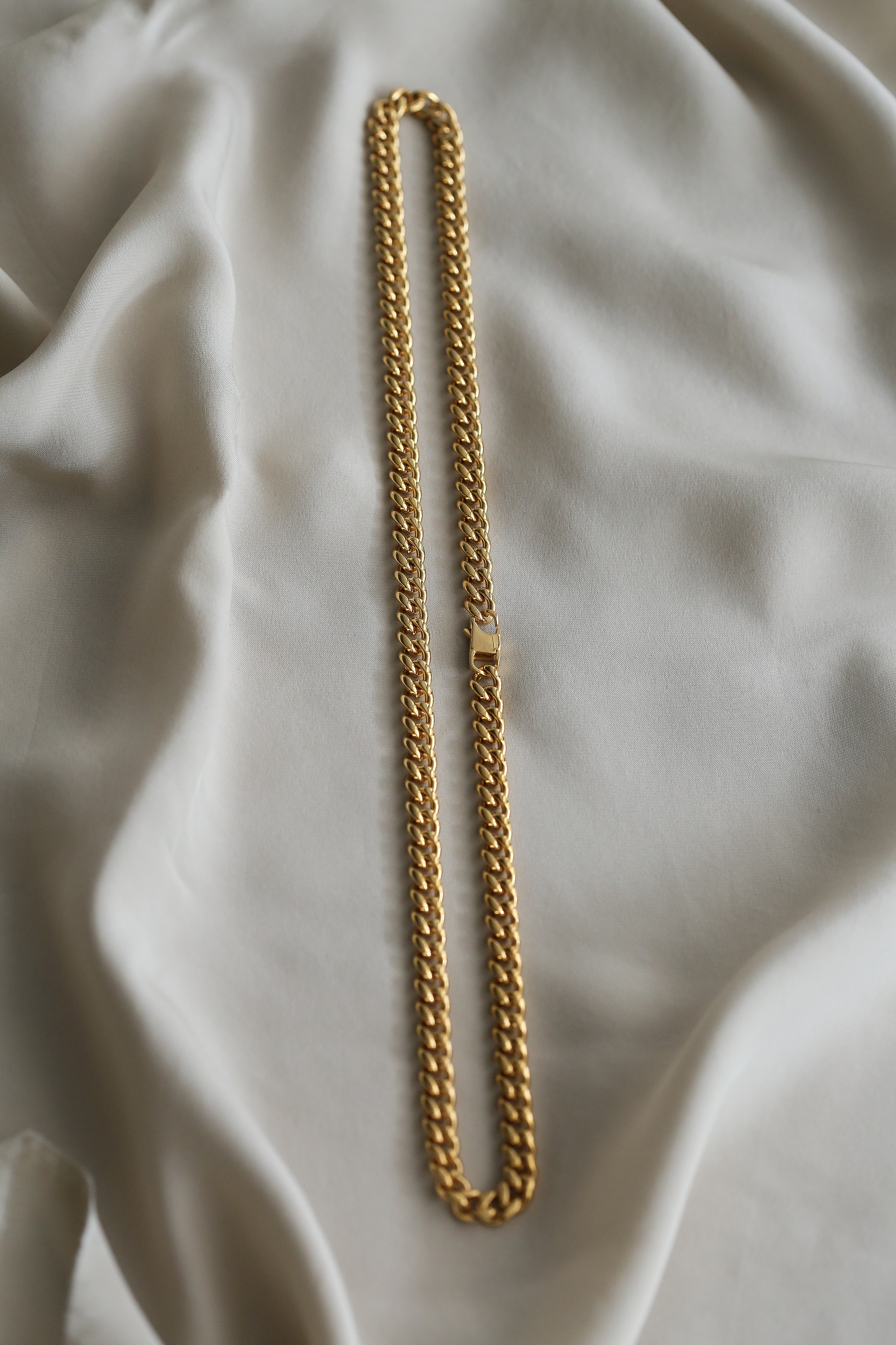 Laura Necklace - Boutique Minimaliste has waterproof, durable, elegant and vintage inspired jewelry