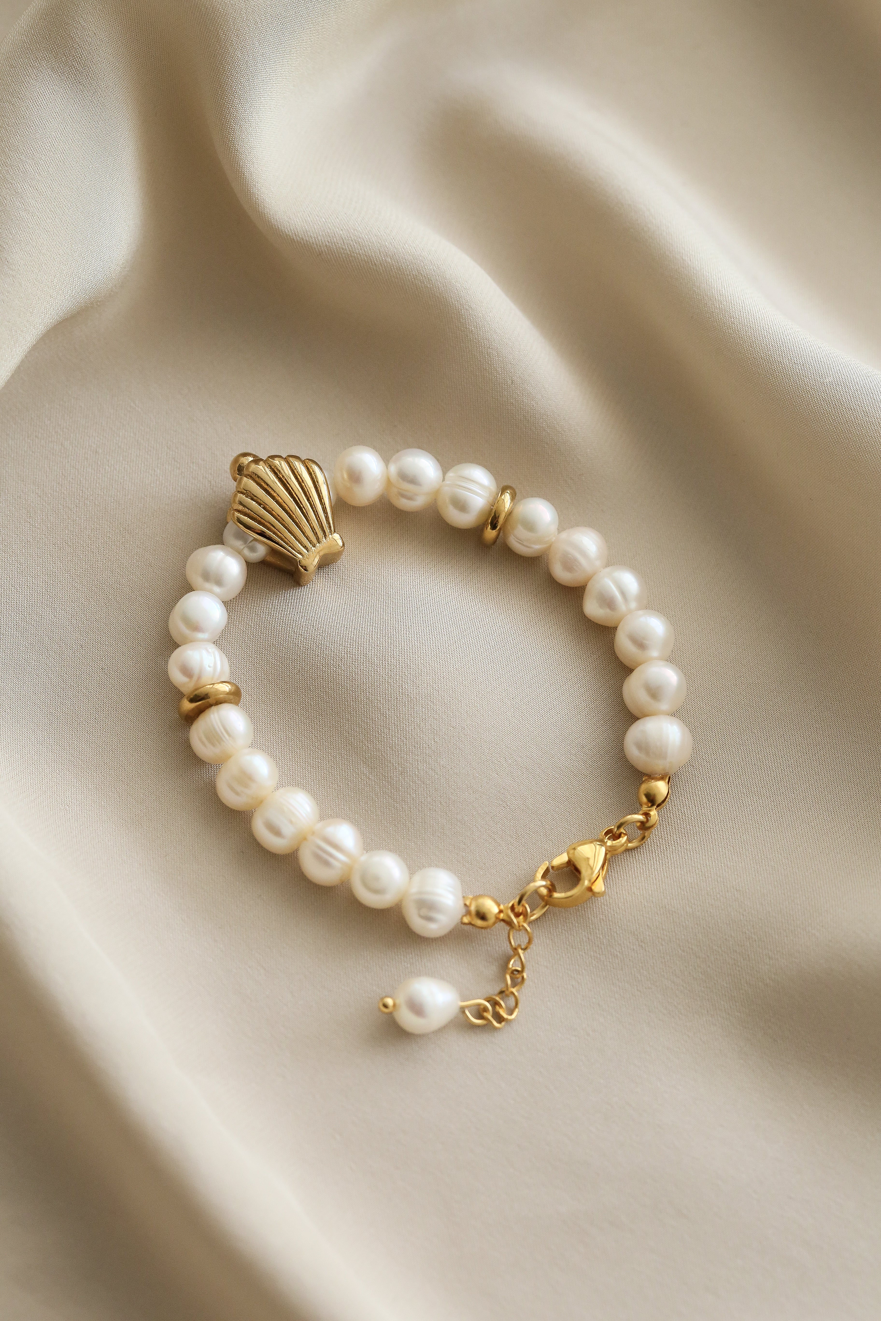 Luce Bracelet - Boutique Minimaliste has waterproof, durable, elegant and vintage inspired jewelry