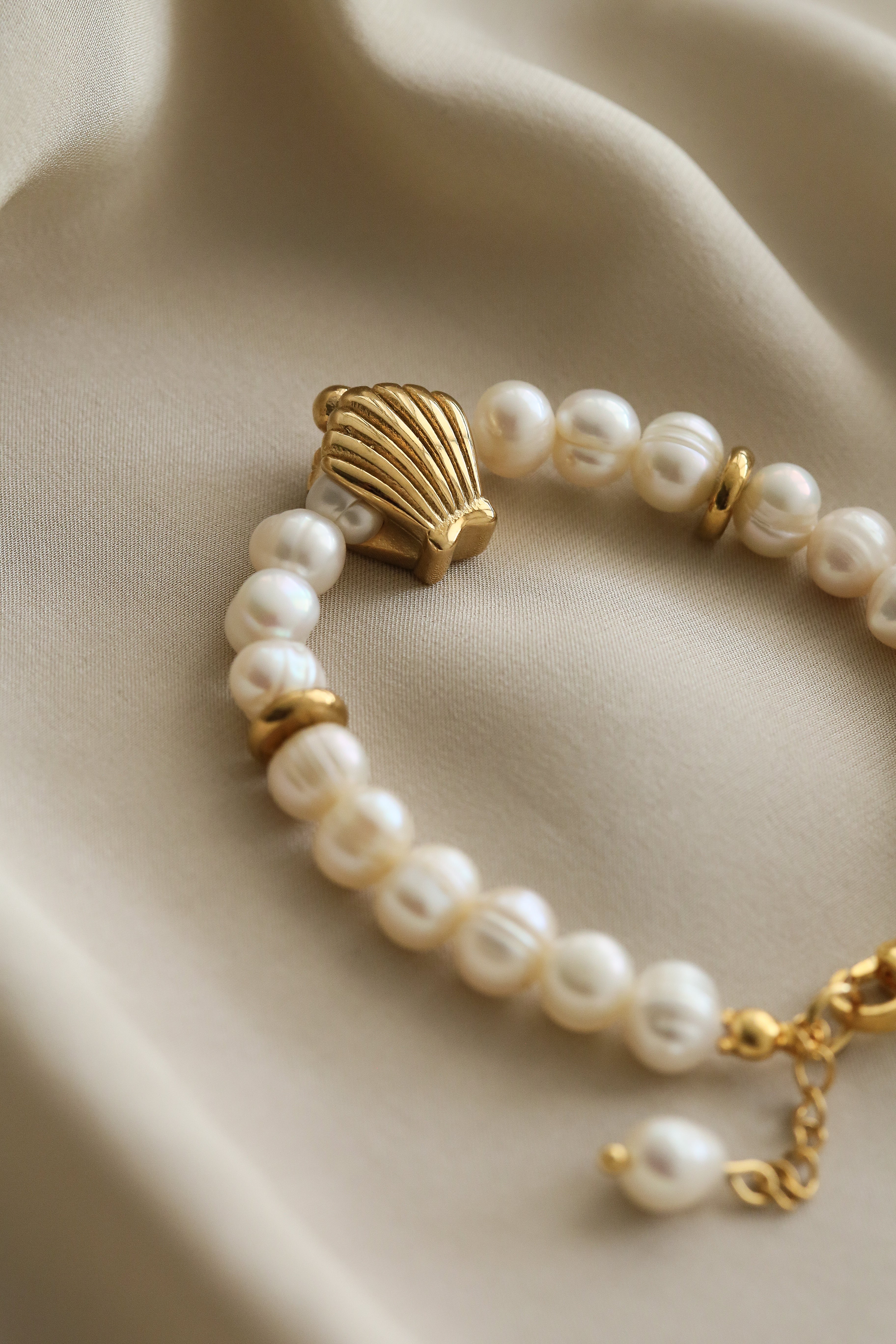 Luce Bracelet - Boutique Minimaliste has waterproof, durable, elegant and vintage inspired jewelry