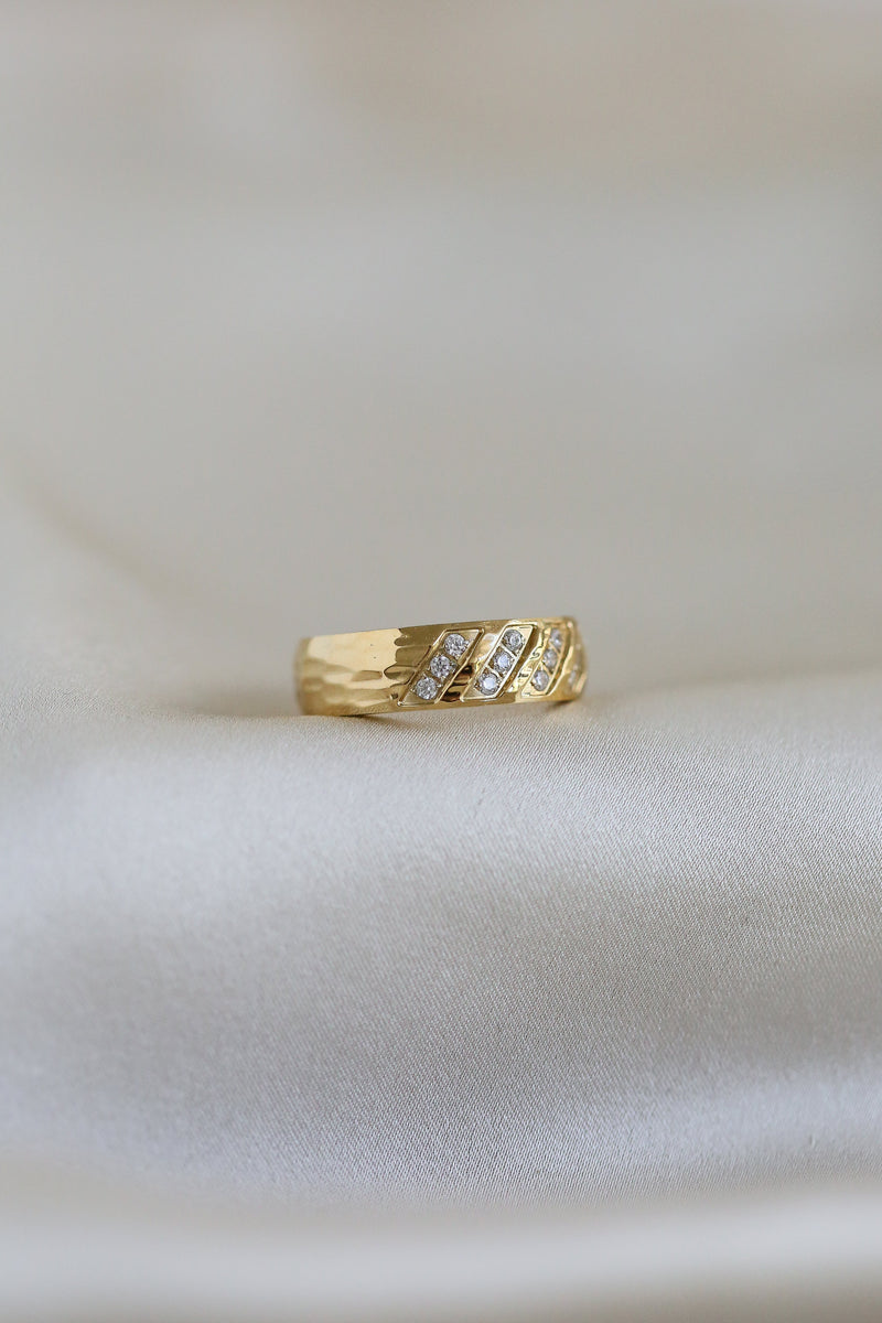 Mia Ring - Boutique Minimaliste has waterproof, durable, elegant and vintage inspired jewelry
