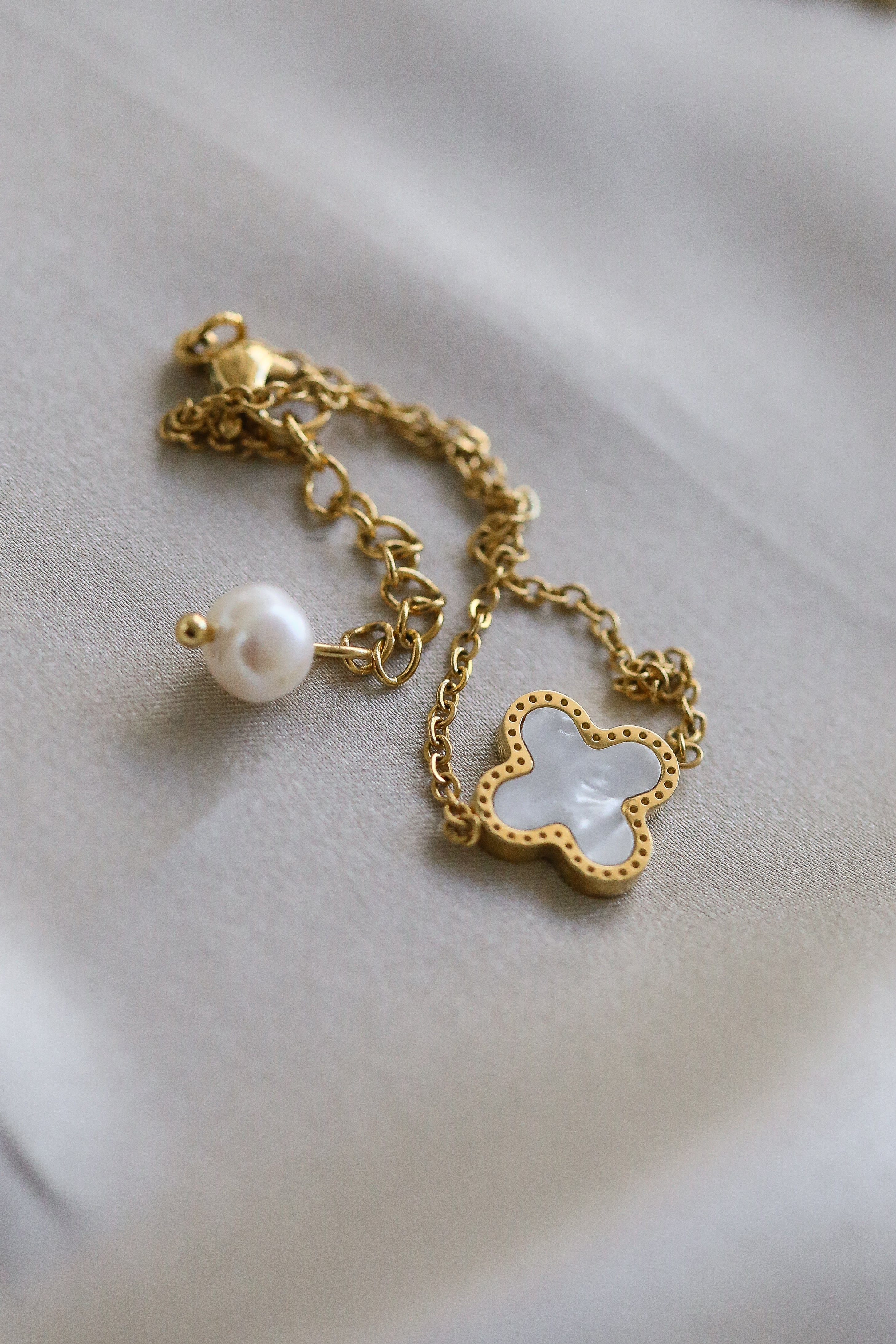 Mina Bracelet - Boutique Minimaliste has waterproof, durable, elegant and vintage inspired jewelry