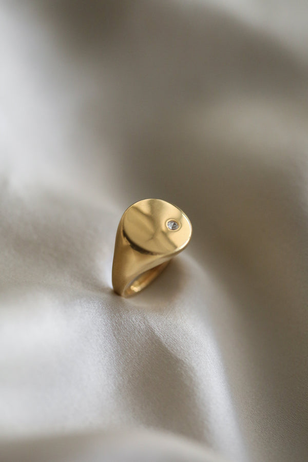 Noa Ring - Boutique Minimaliste has waterproof, durable, elegant and vintage inspired jewelry