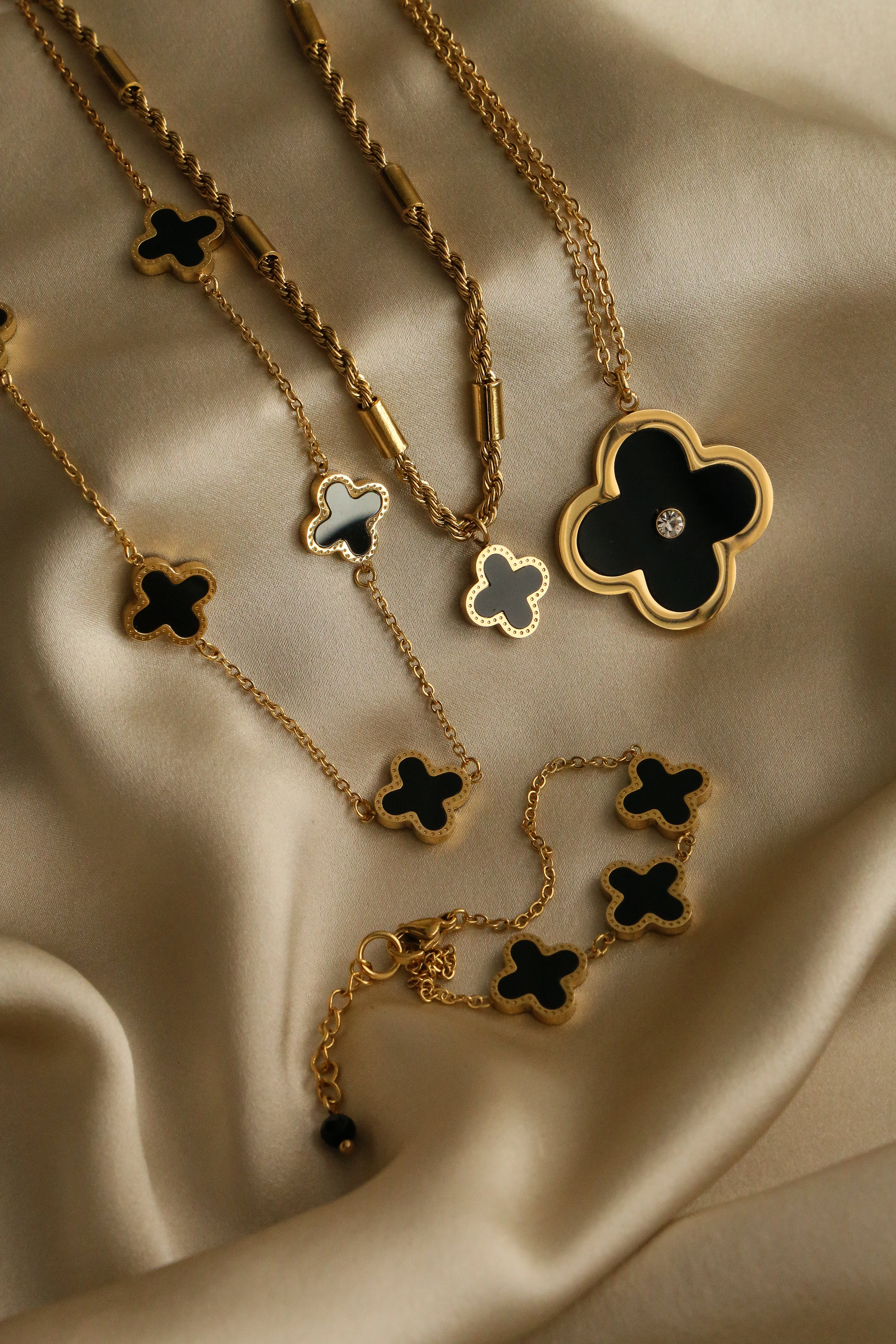 Van Cleef & Arpels Inspired Gold Clover Necklace | Etsy | Necklace, Clover  necklace, Fashion jewelry