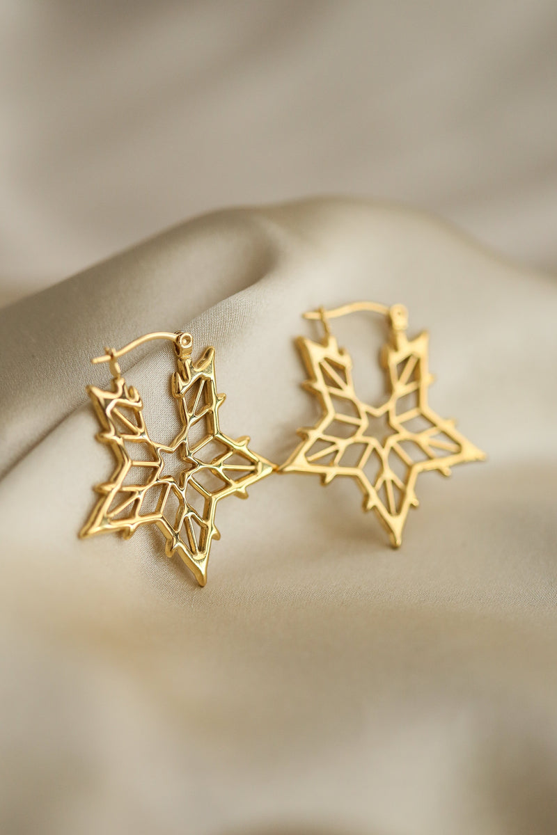 Polly Hoops - Boutique Minimaliste has waterproof, durable, elegant and vintage inspired jewelry