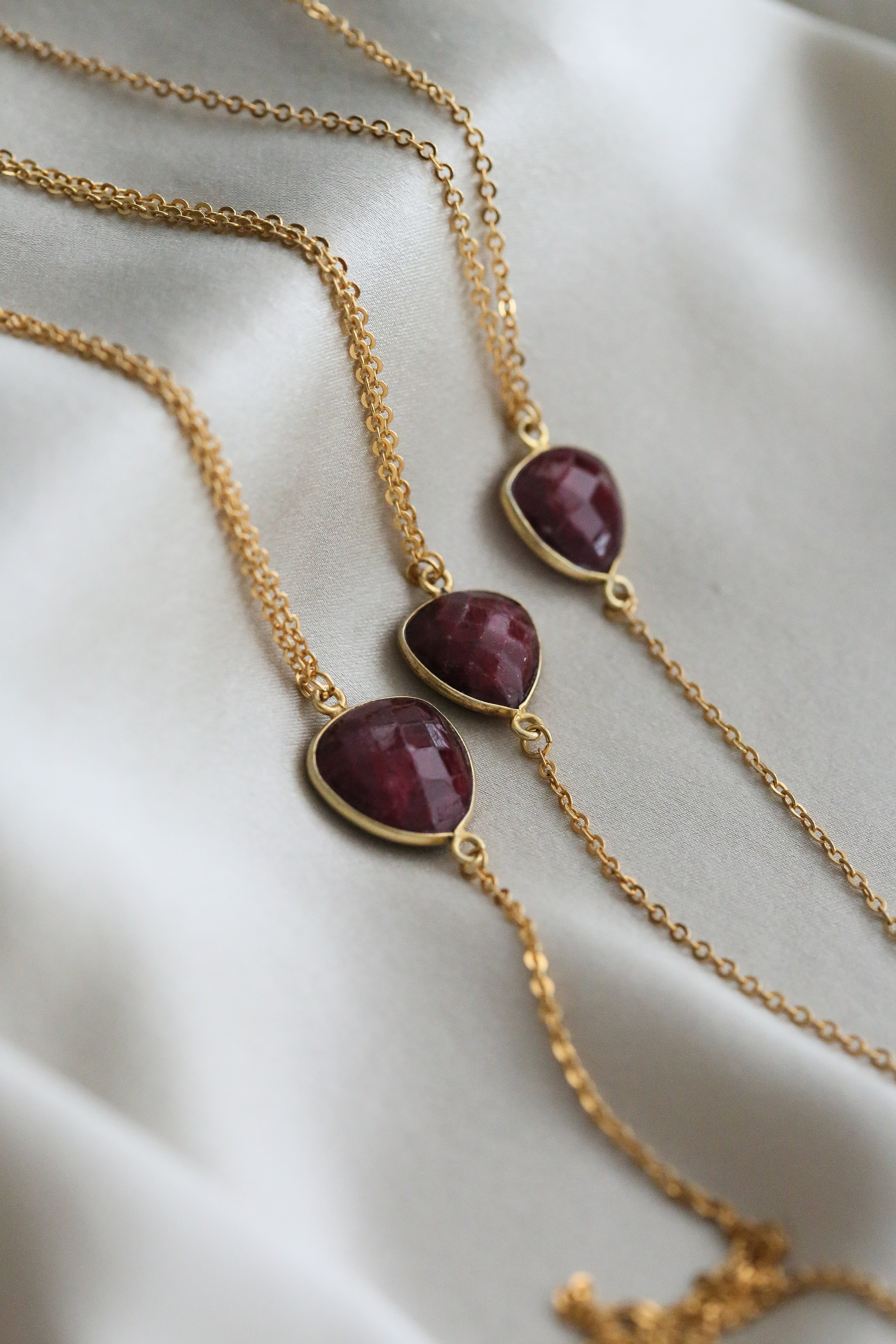 Precious Stones Lariat Necklaces - Boutique Minimaliste has waterproof, durable, elegant and vintage inspired jewelry