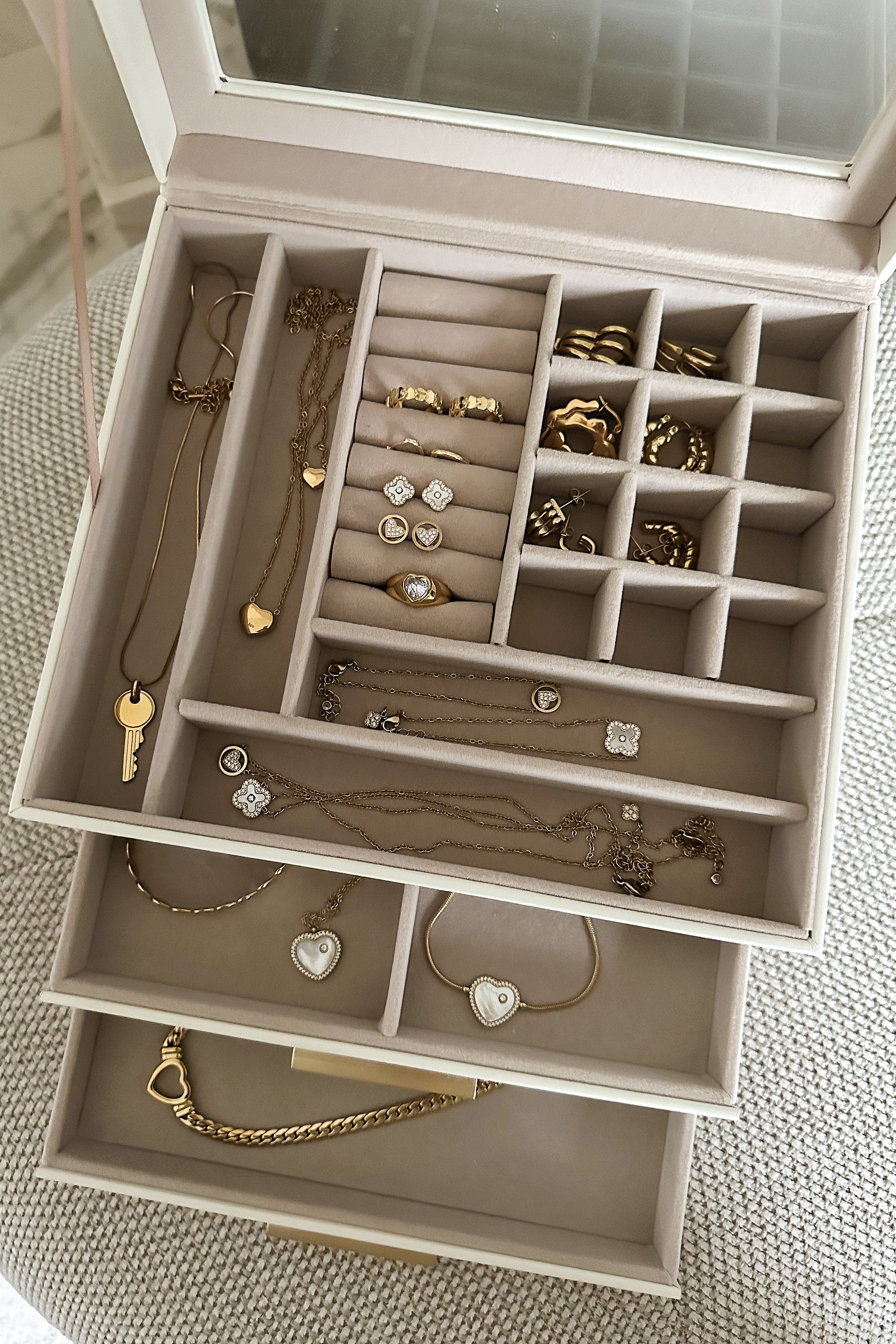 Riri Hoops - Boutique Minimaliste has waterproof, durable, elegant and vintage inspired jewelry