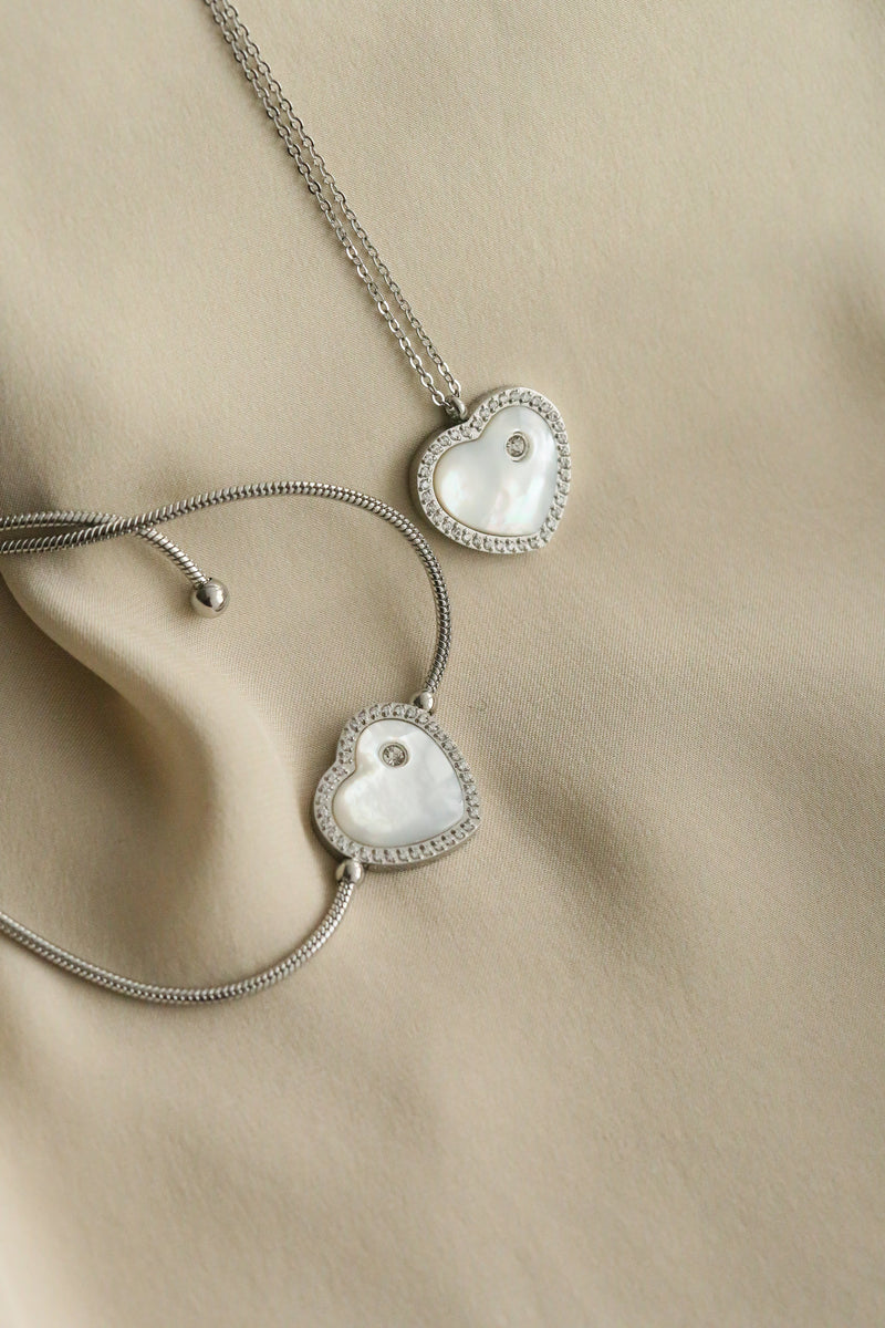 Rue Bracelet - Boutique Minimaliste has waterproof, durable, elegant and vintage inspired jewelry