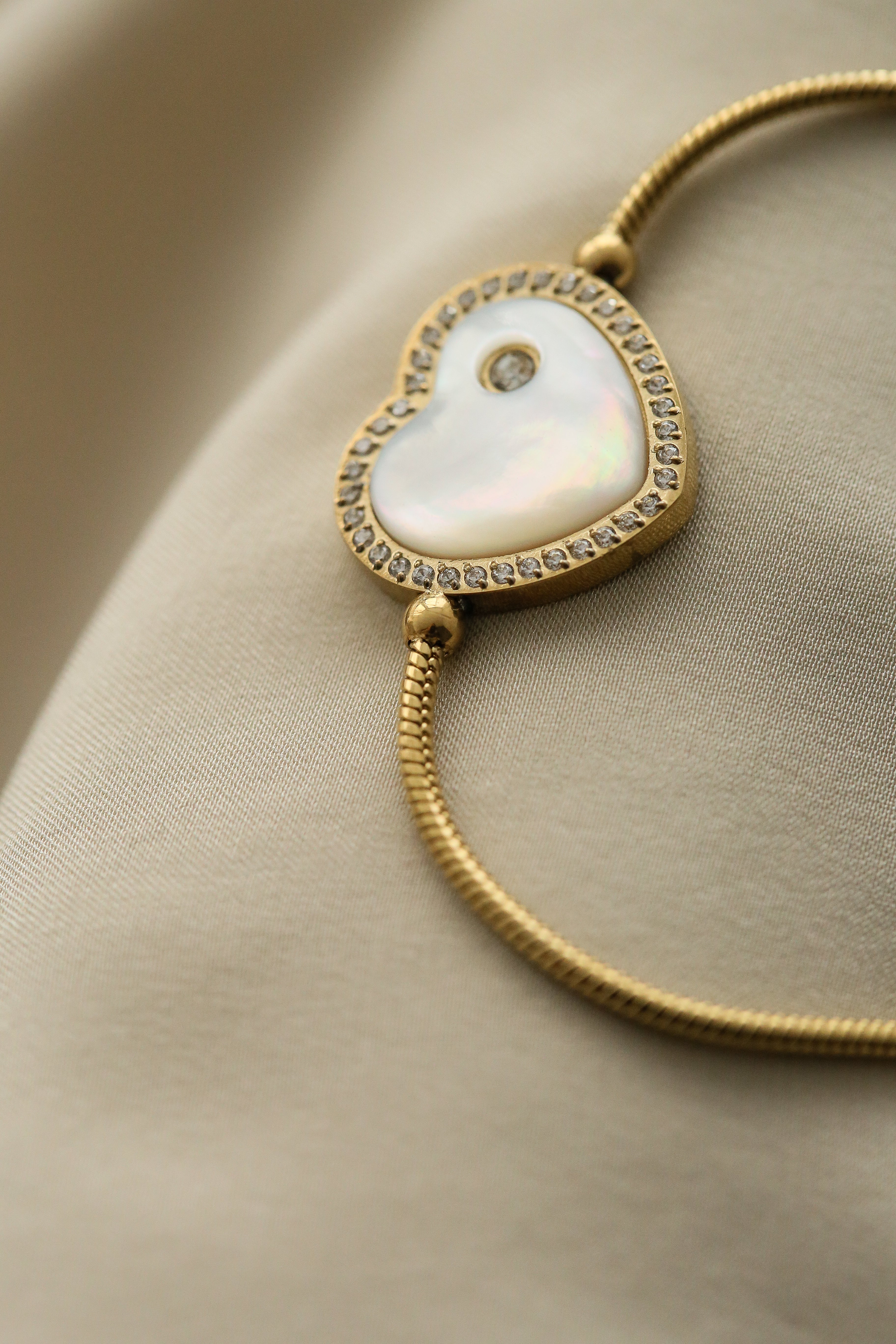 Rue Bracelet - Boutique Minimaliste has waterproof, durable, elegant and vintage inspired jewelry