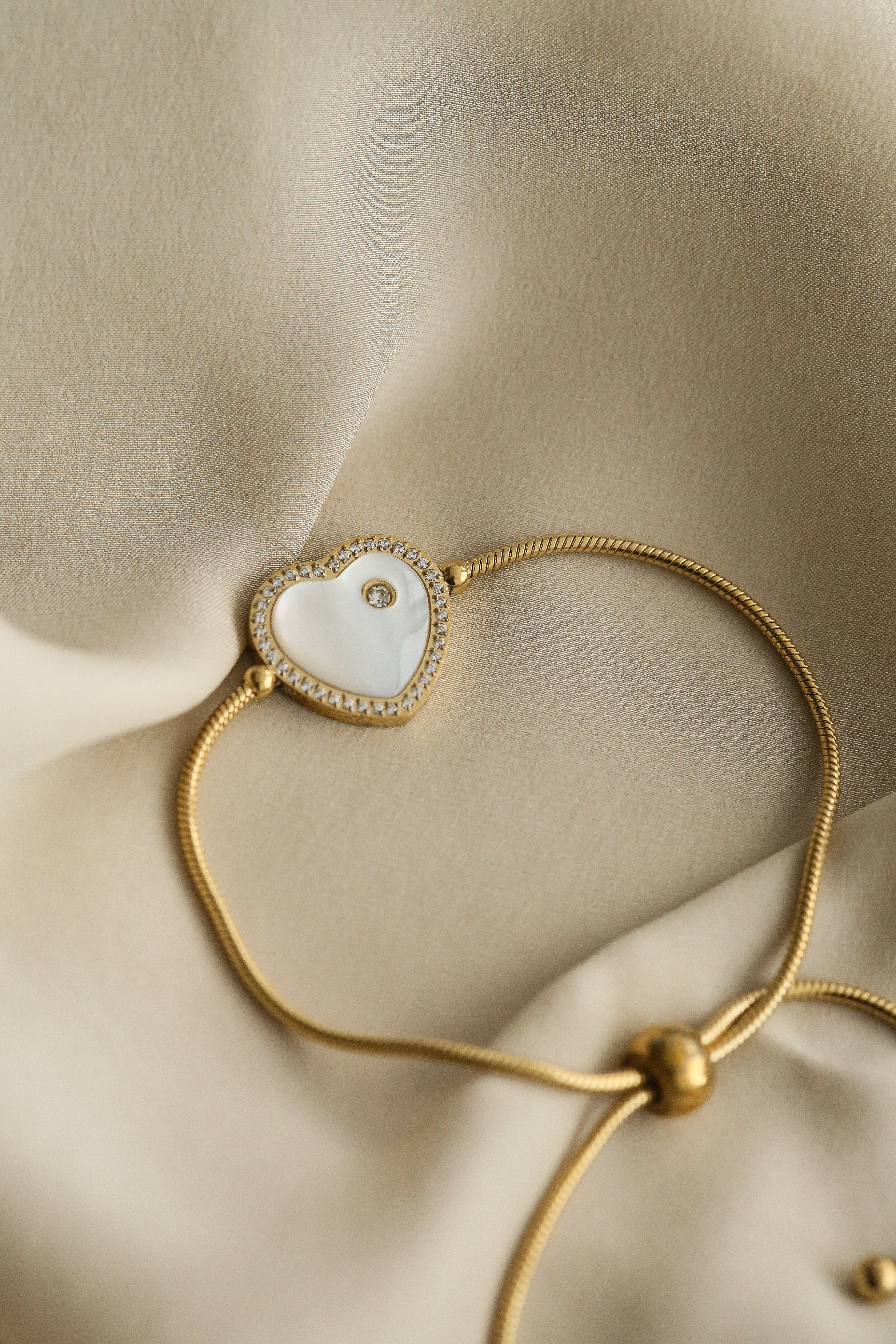 Rue Bracelet - Boutique Minimaliste has waterproof, durable, elegant and vintage inspired jewelry