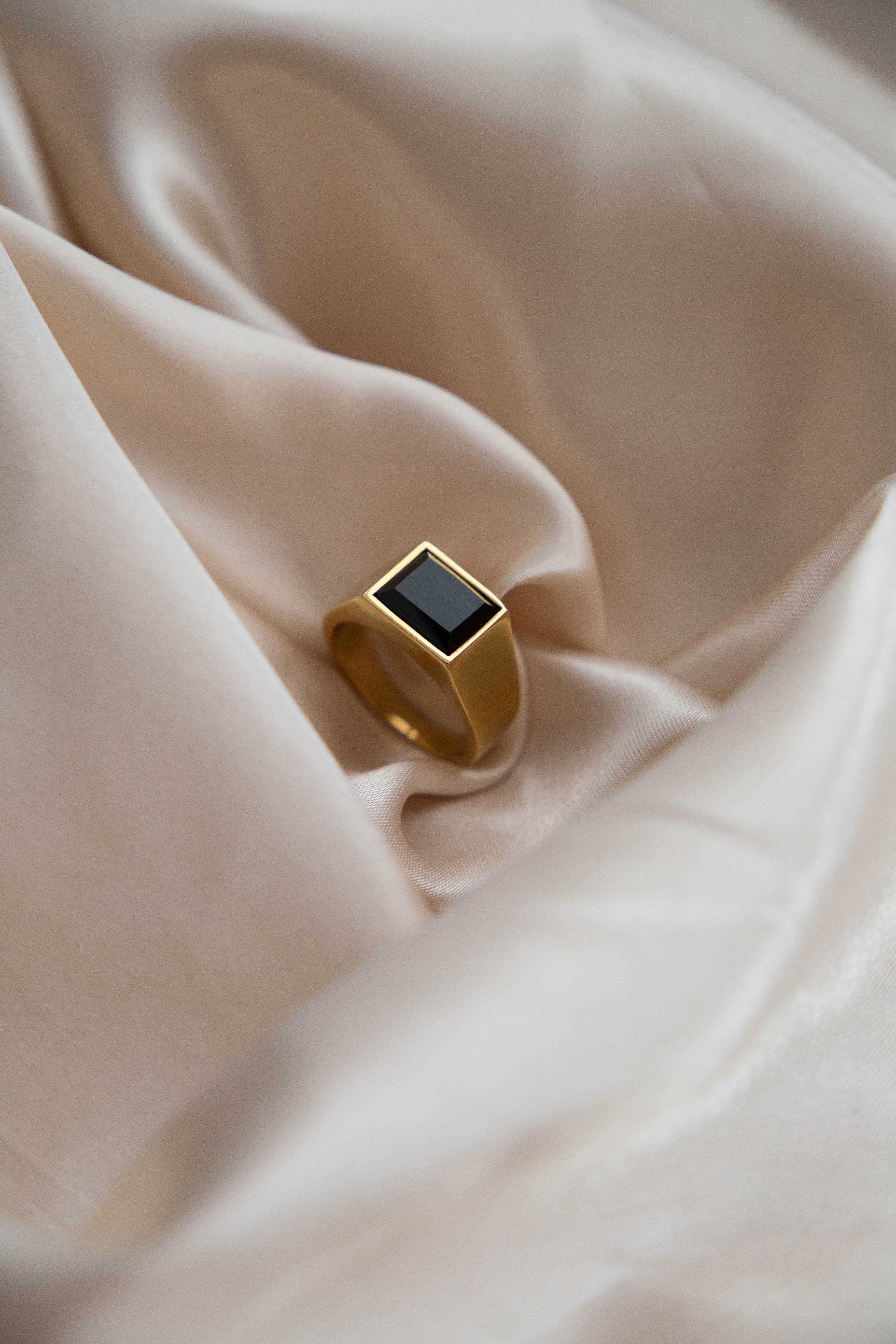 Sombre Ring - Boutique Minimaliste has waterproof, durable, elegant and vintage inspired jewelry