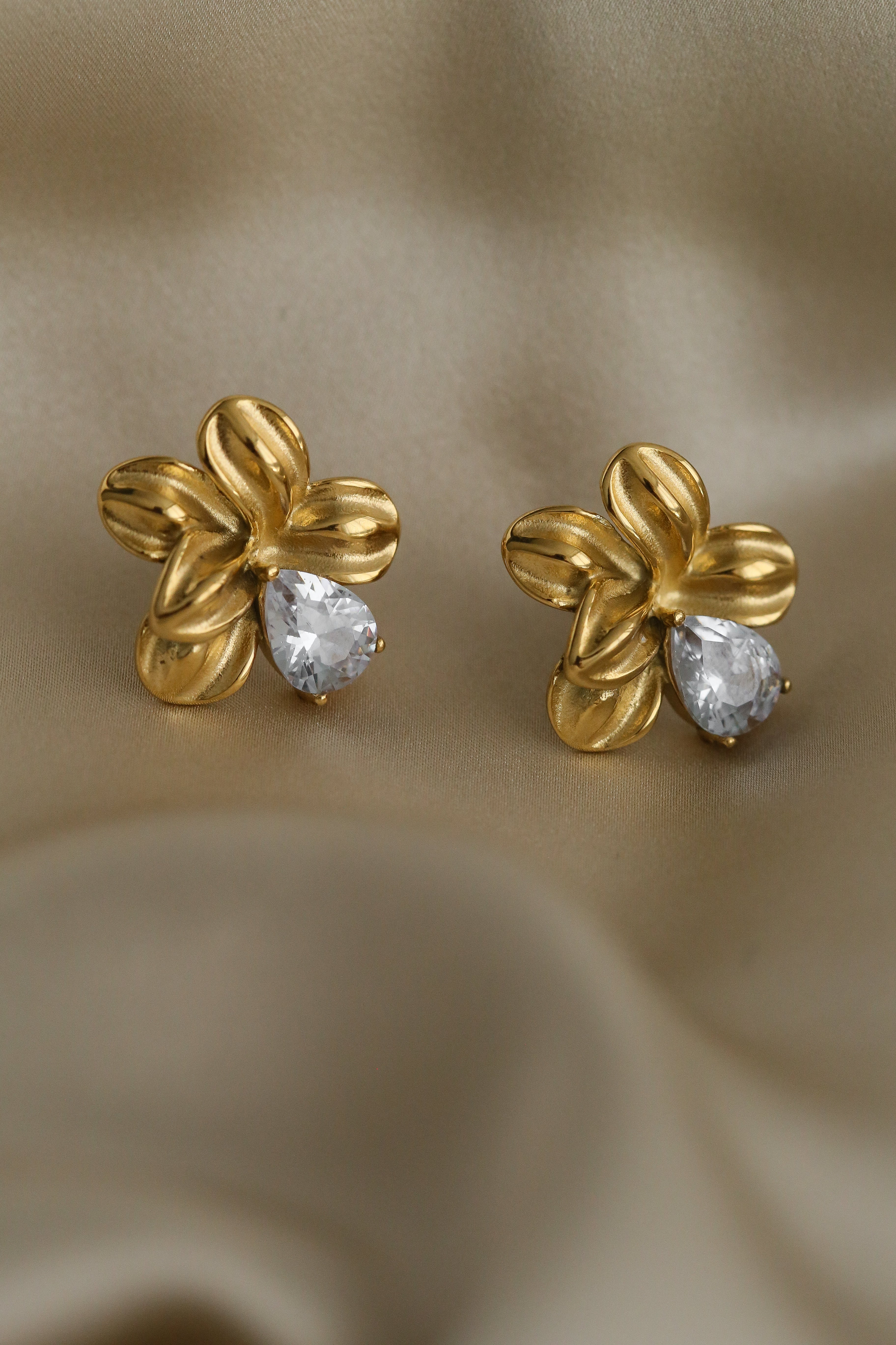 Terry Earrings - Boutique Minimaliste has waterproof, durable, elegant and vintage inspired jewelry