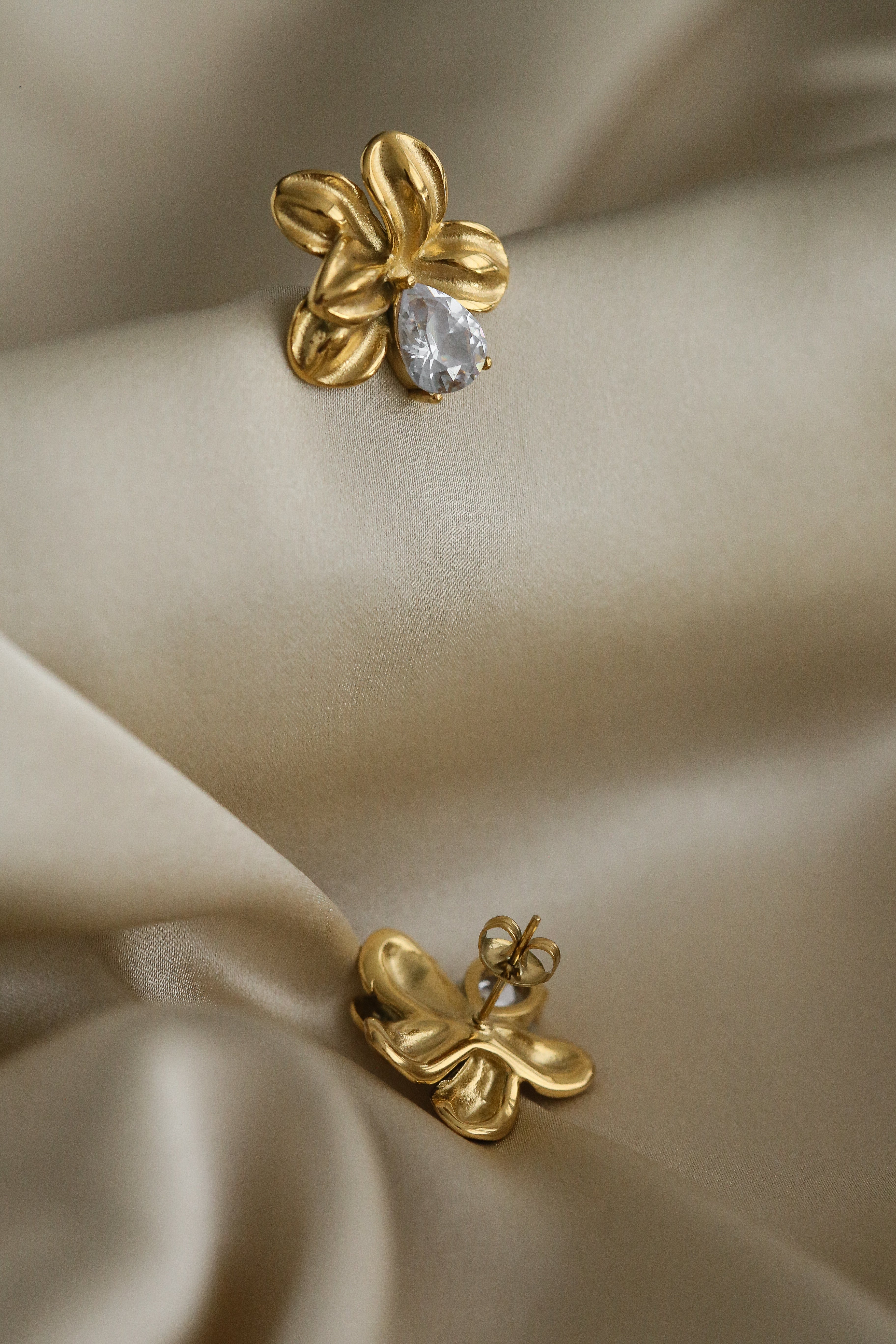 Terry Earrings - Boutique Minimaliste has waterproof, durable, elegant and vintage inspired jewelry