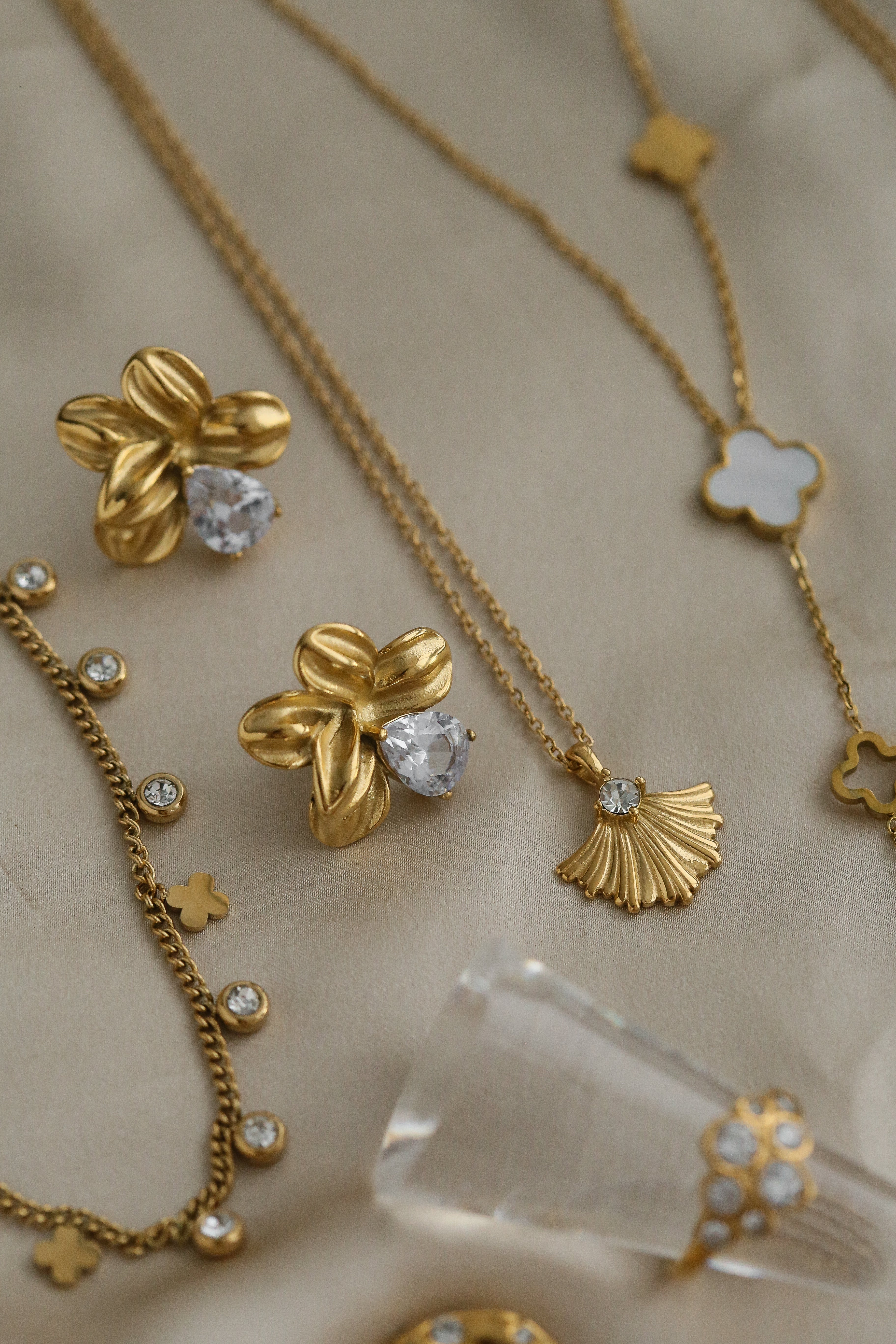 Terry Earrings - Boutique Minimaliste has waterproof, durable, elegant and vintage inspired jewelry