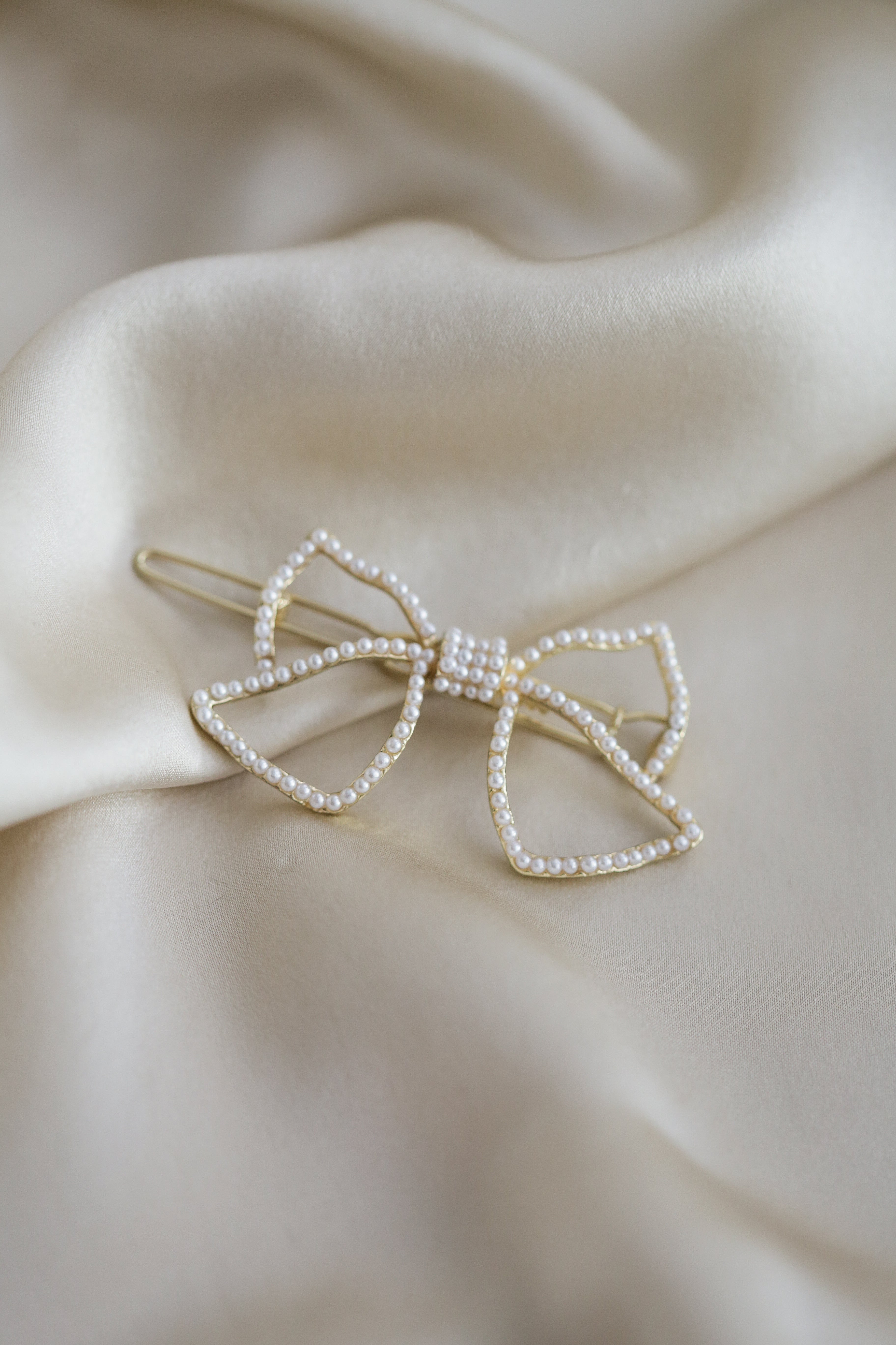 The Heart - Bow Pearls Hair Clip - Boutique Minimaliste has waterproof, durable, elegant and vintage inspired jewelry