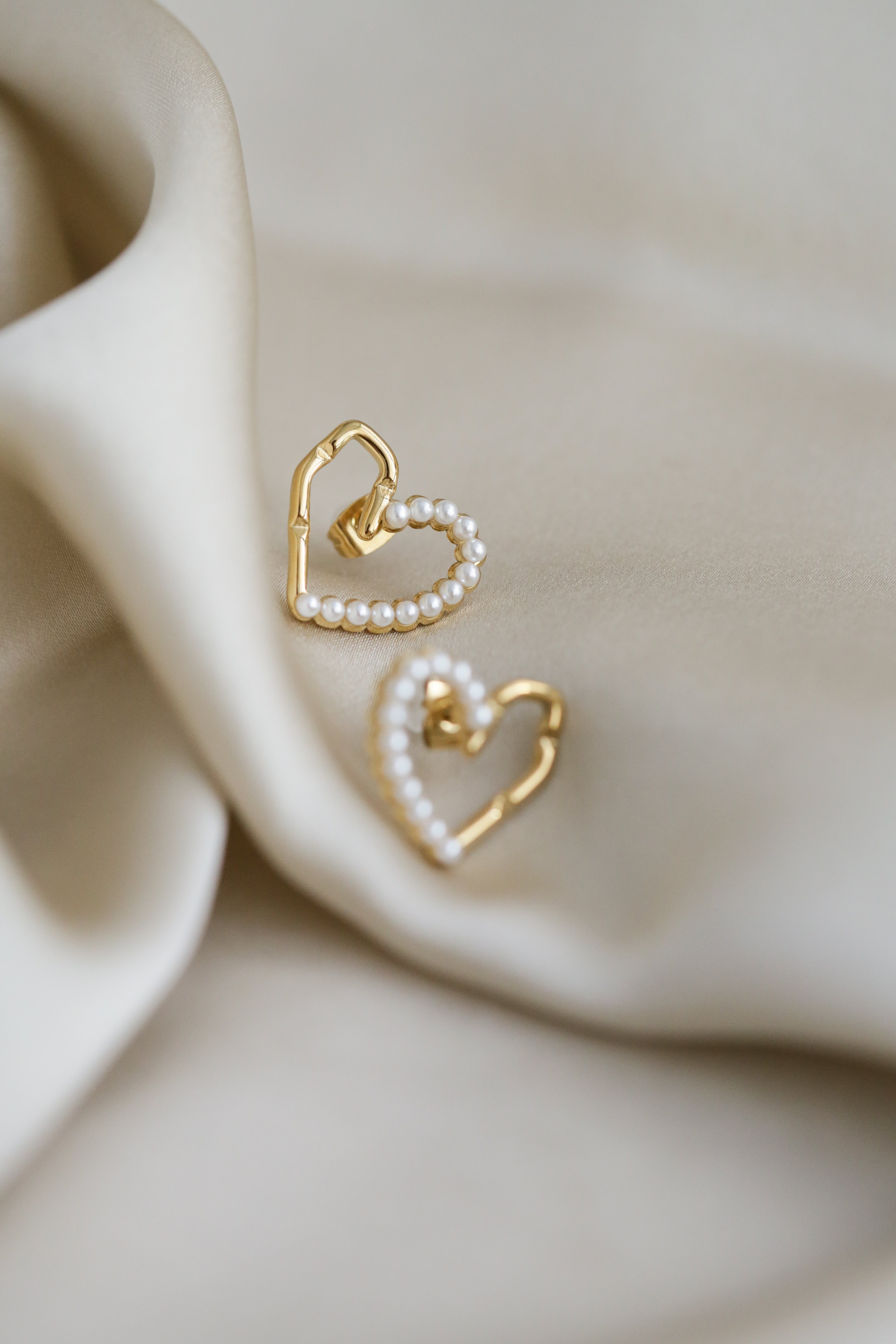 The Heart - Pearl Studs - Boutique Minimaliste has waterproof, durable, elegant and vintage inspired jewelry