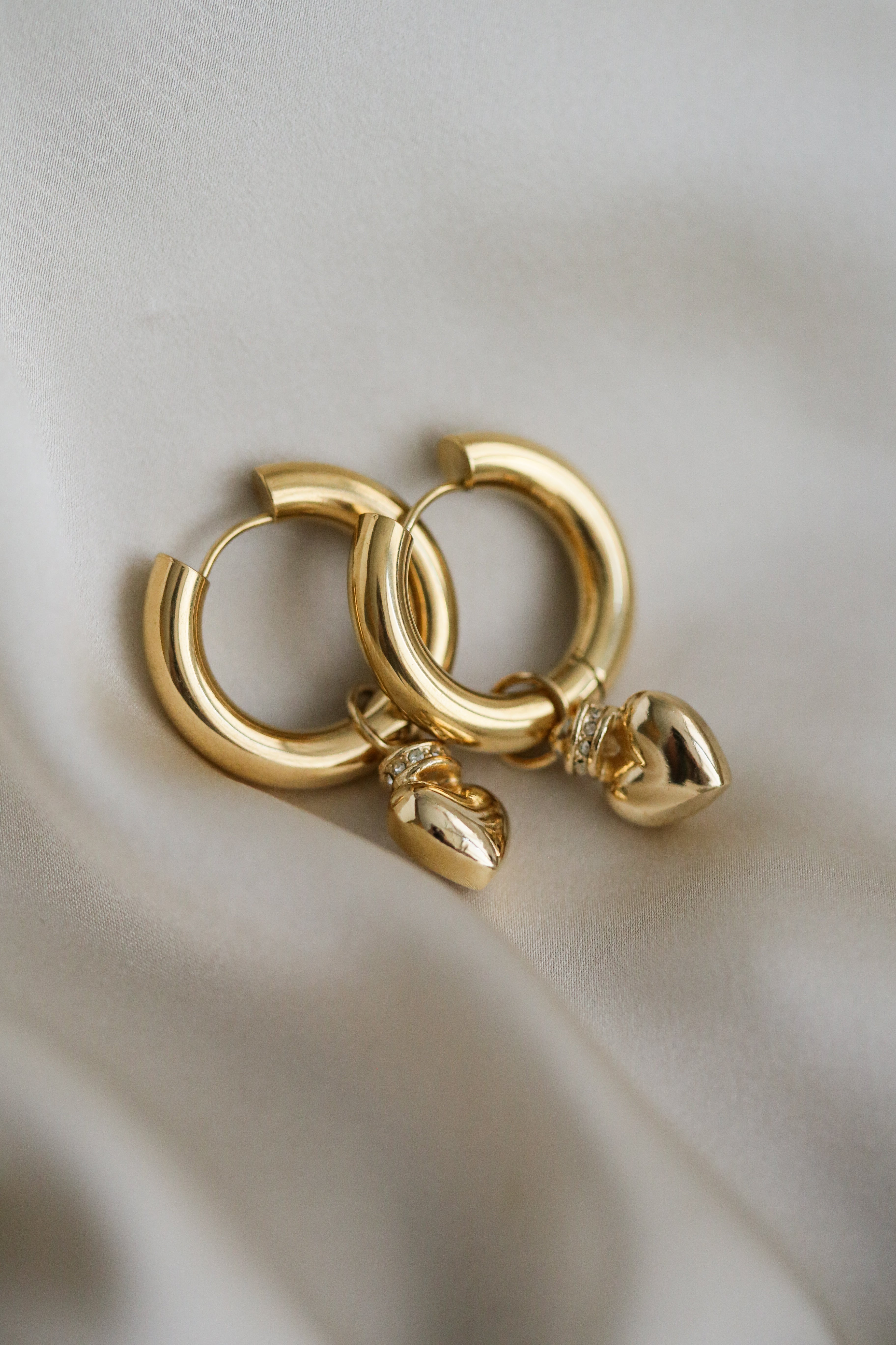 Boutique minimaliste store jewelry