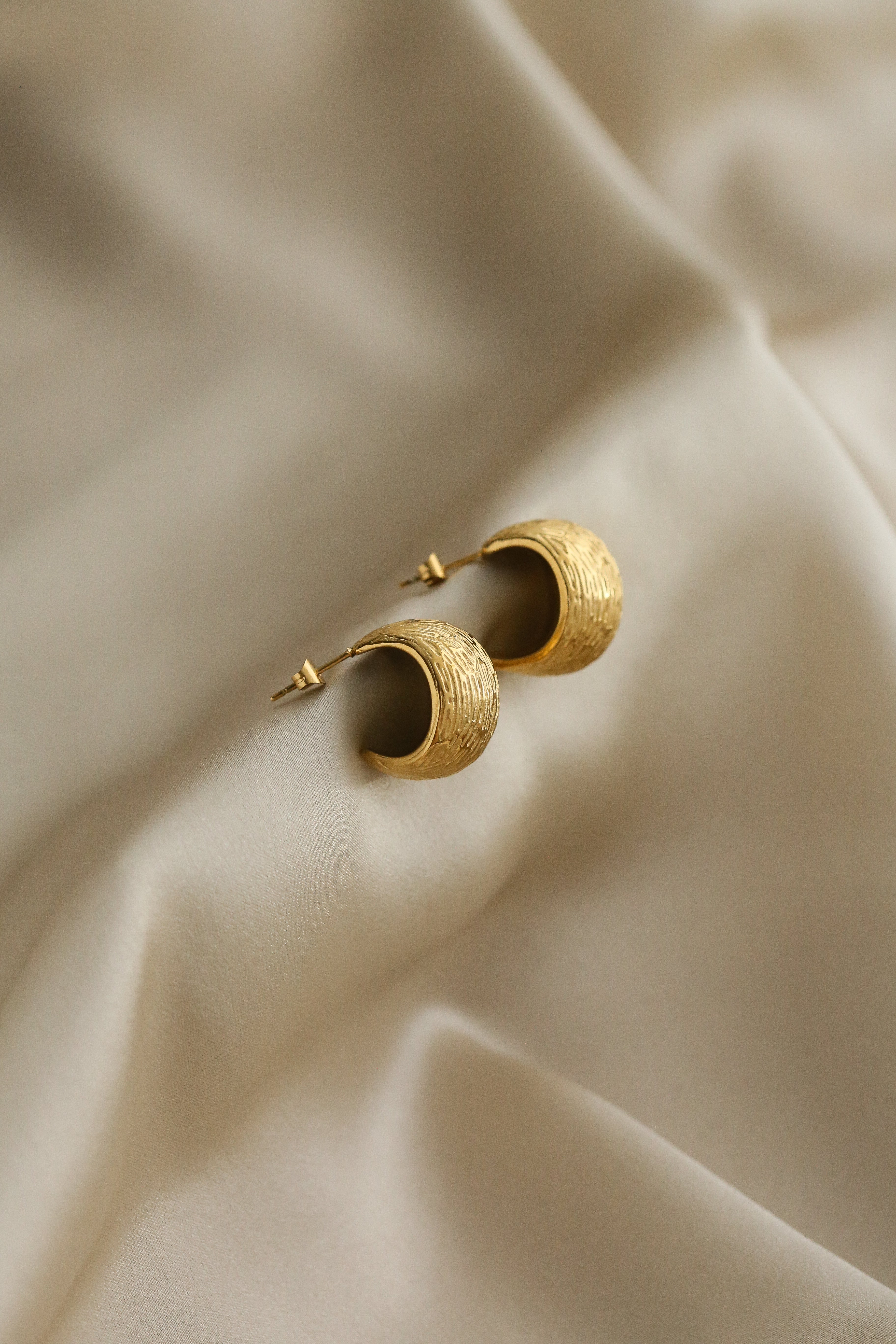 Thibault Hoops - Boutique Minimaliste has waterproof, durable, elegant and vintage inspired jewelry